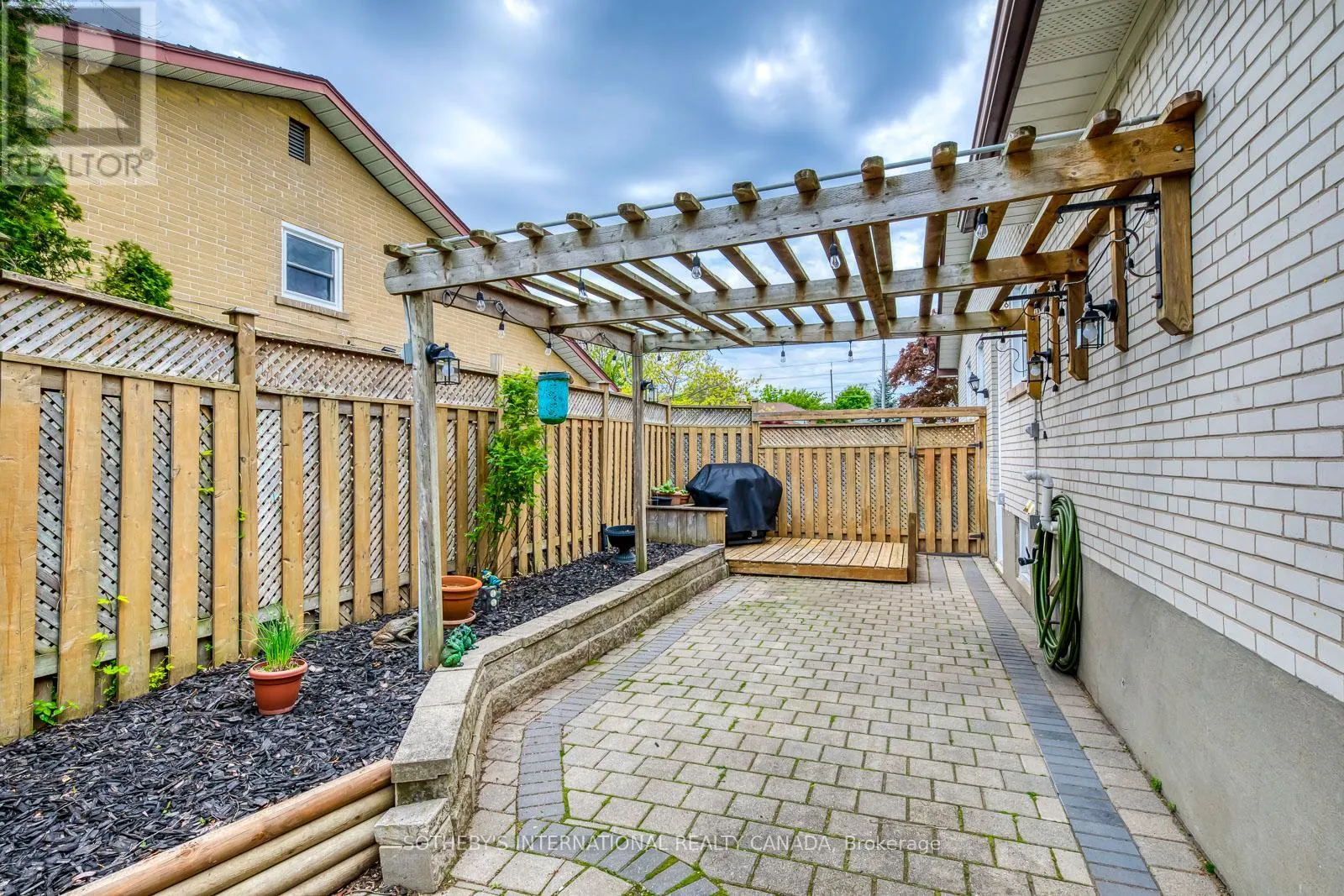 1562 SANDGATE CRESCENT