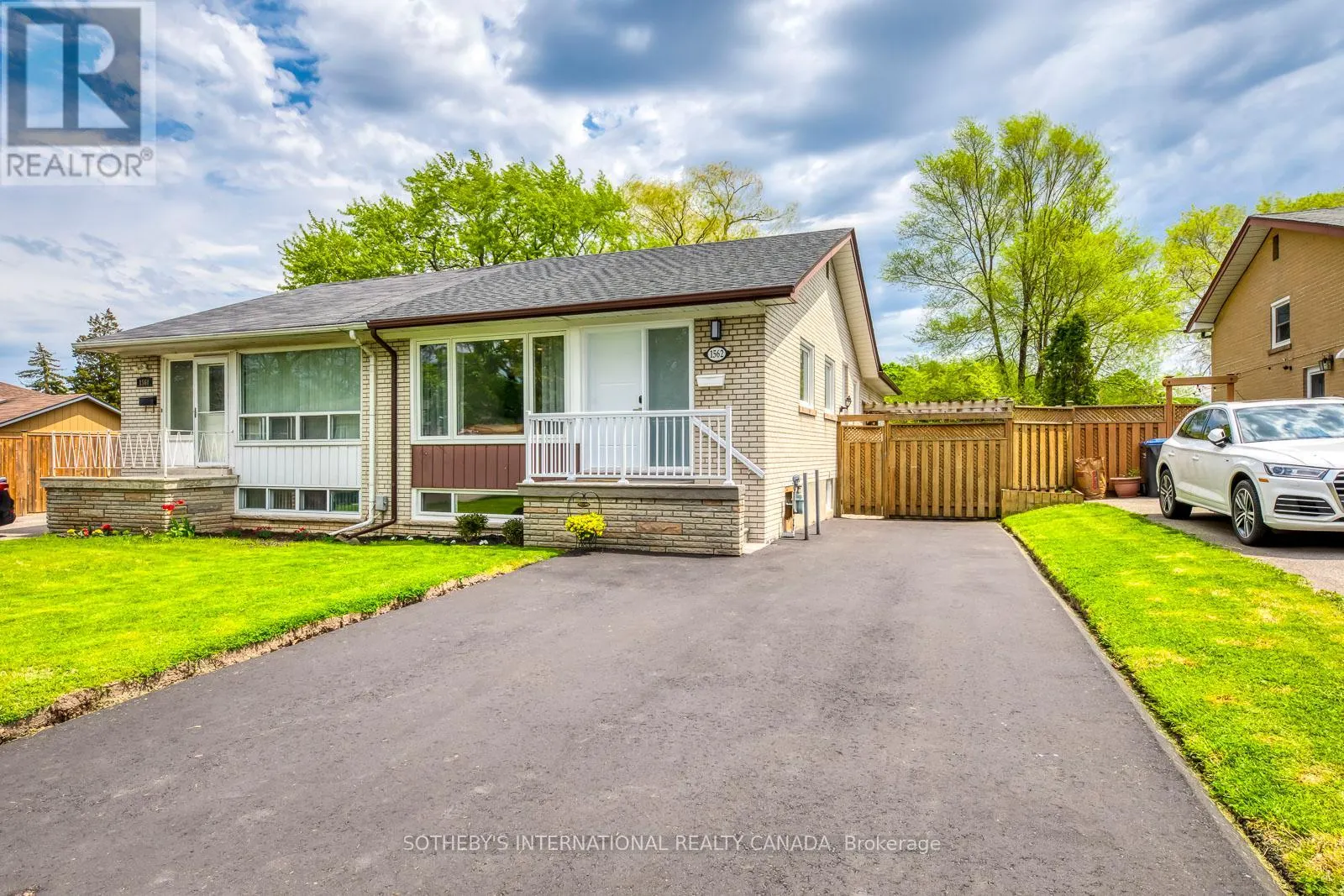 1562 SANDGATE CRESCENT