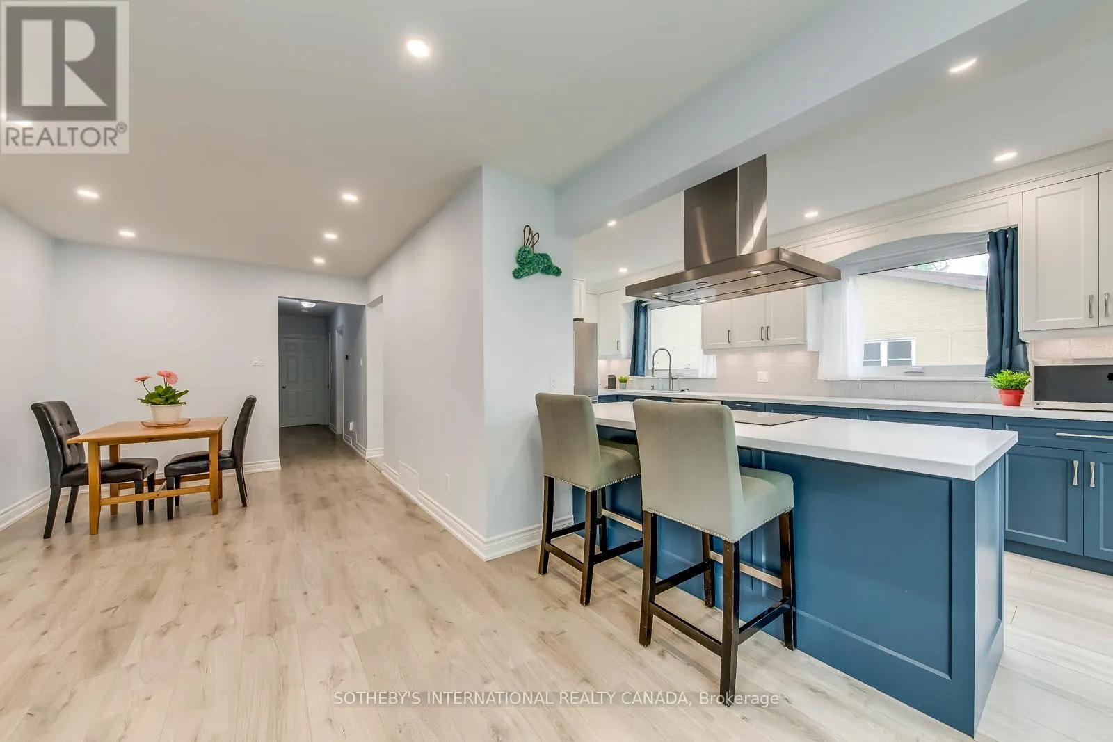 1562 SANDGATE CRESCENT