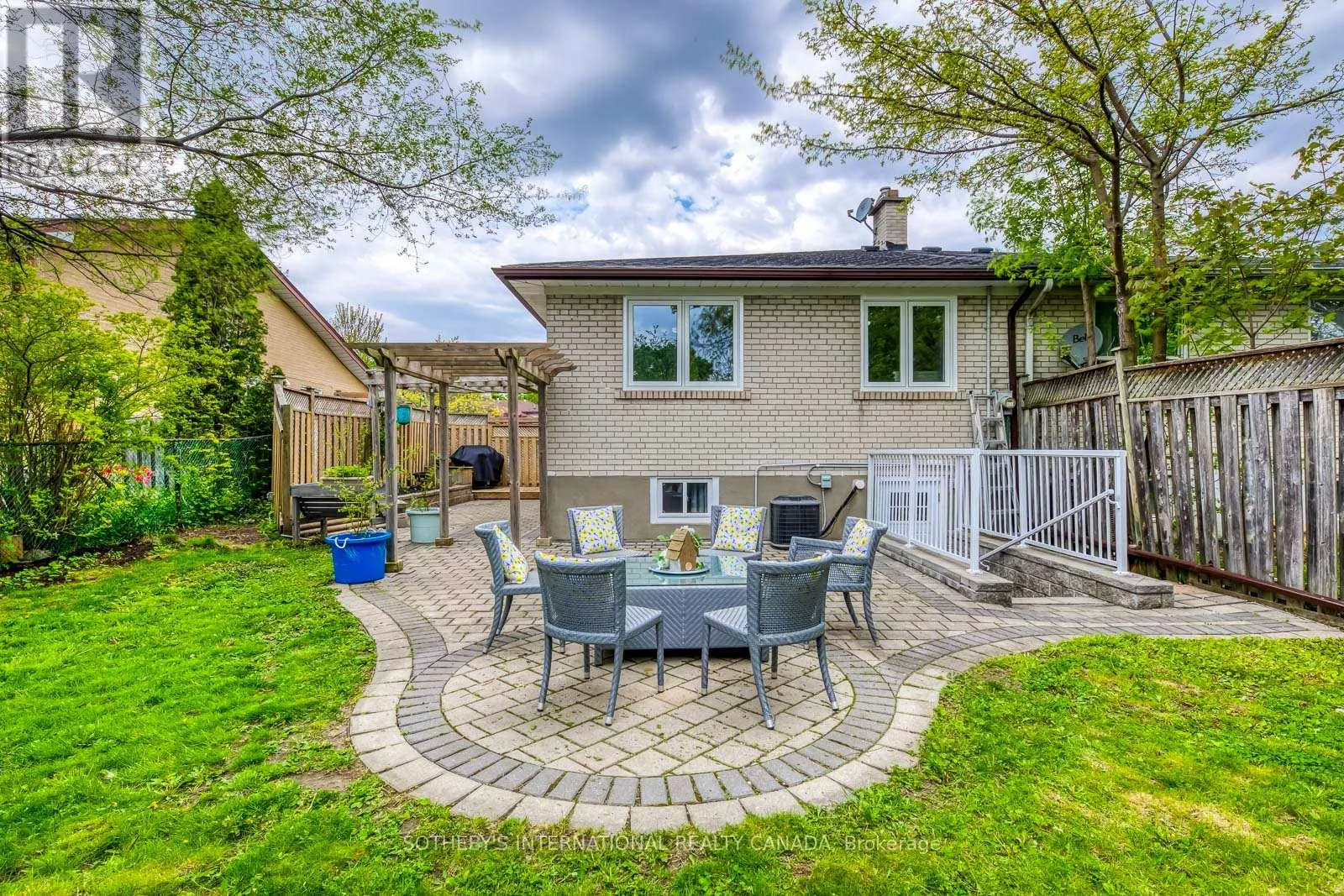 1562 SANDGATE CRESCENT