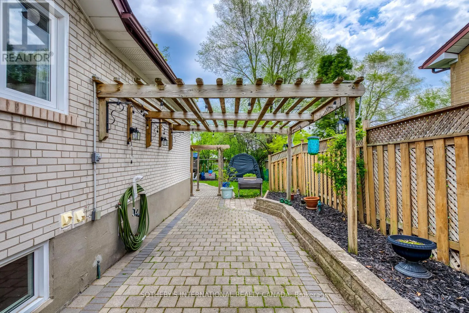 1562 SANDGATE CRESCENT