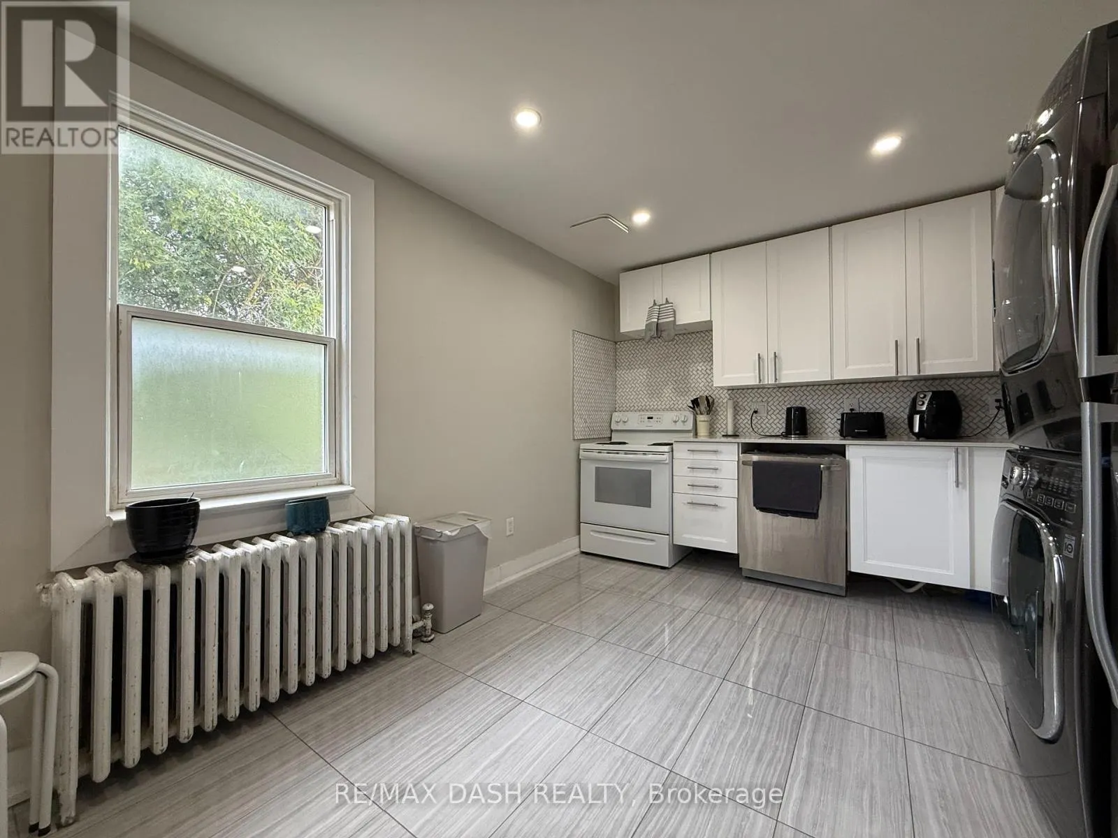 3RD FLOOR - 1436 QUEEN STREET W