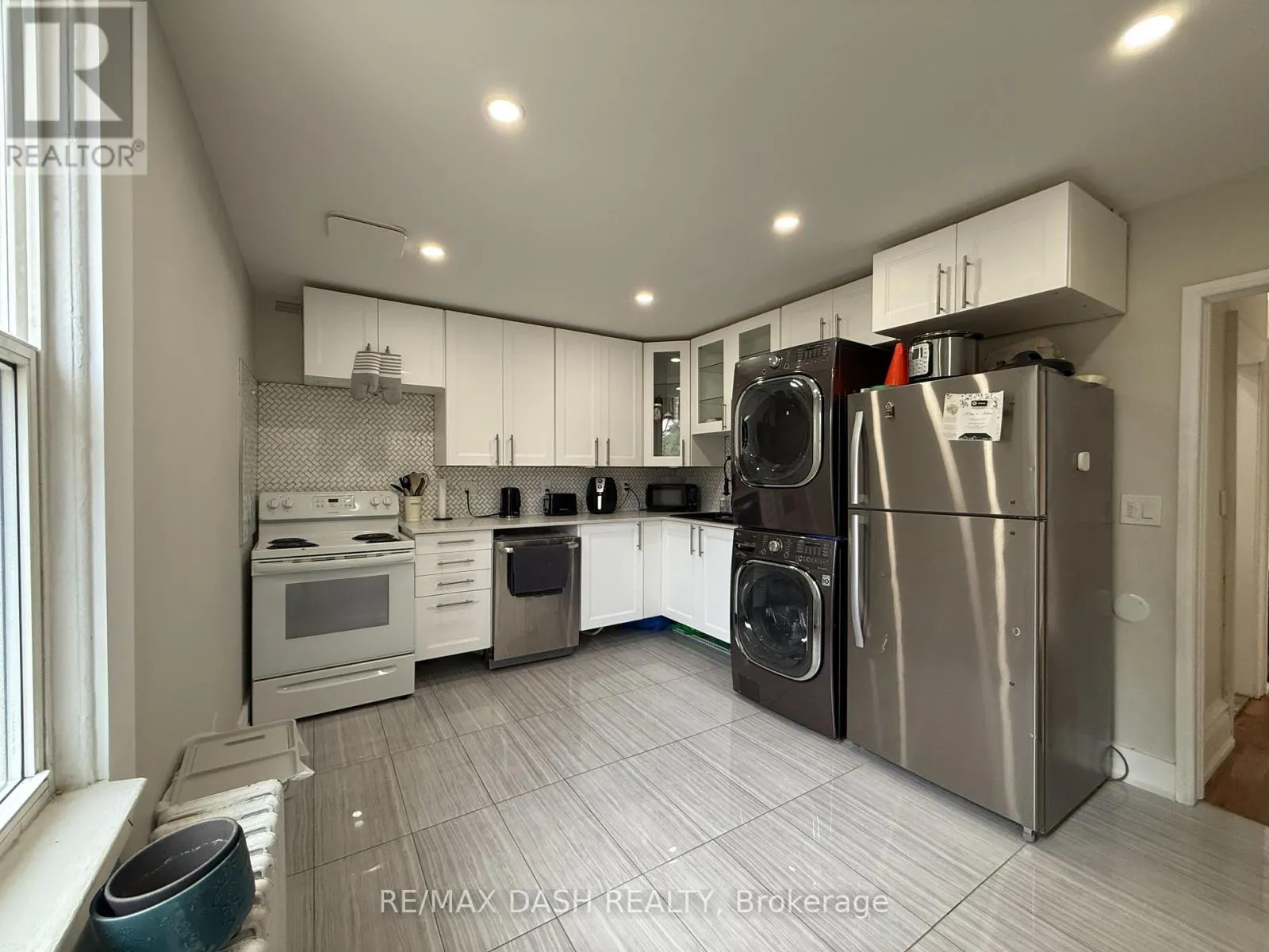 3RD FLOOR - 1436 QUEEN STREET W