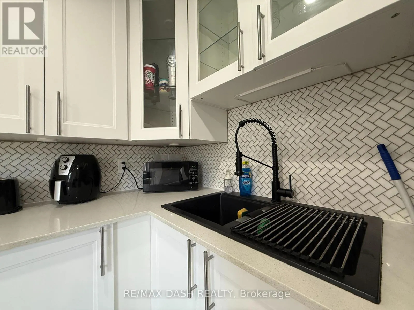 3RD FLOOR - 1436 QUEEN STREET W