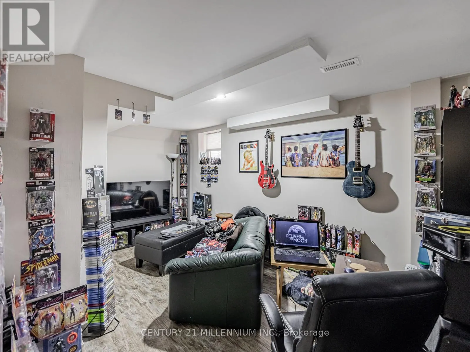 325 MARSHALL CRESCENT