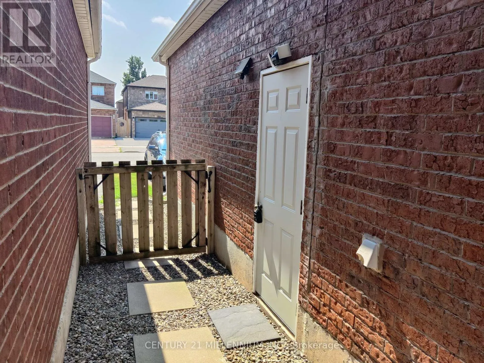 325 MARSHALL CRESCENT