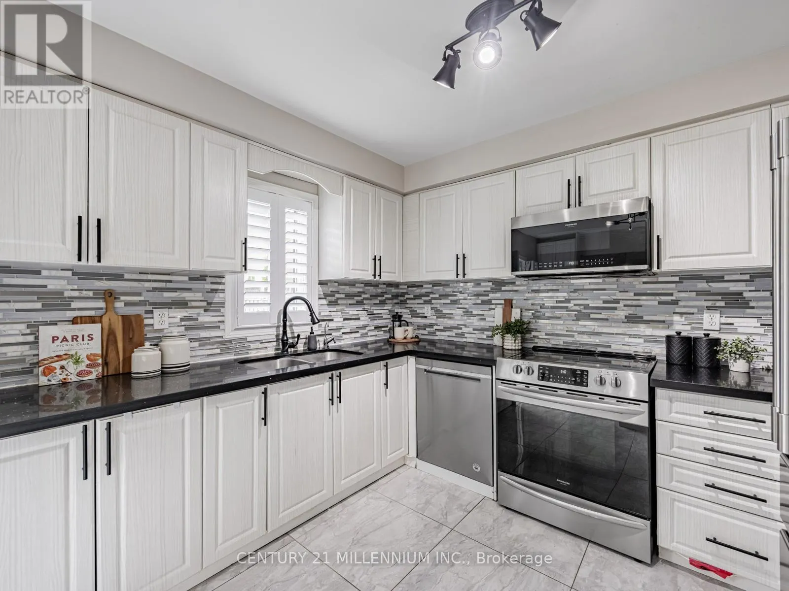 325 MARSHALL CRESCENT