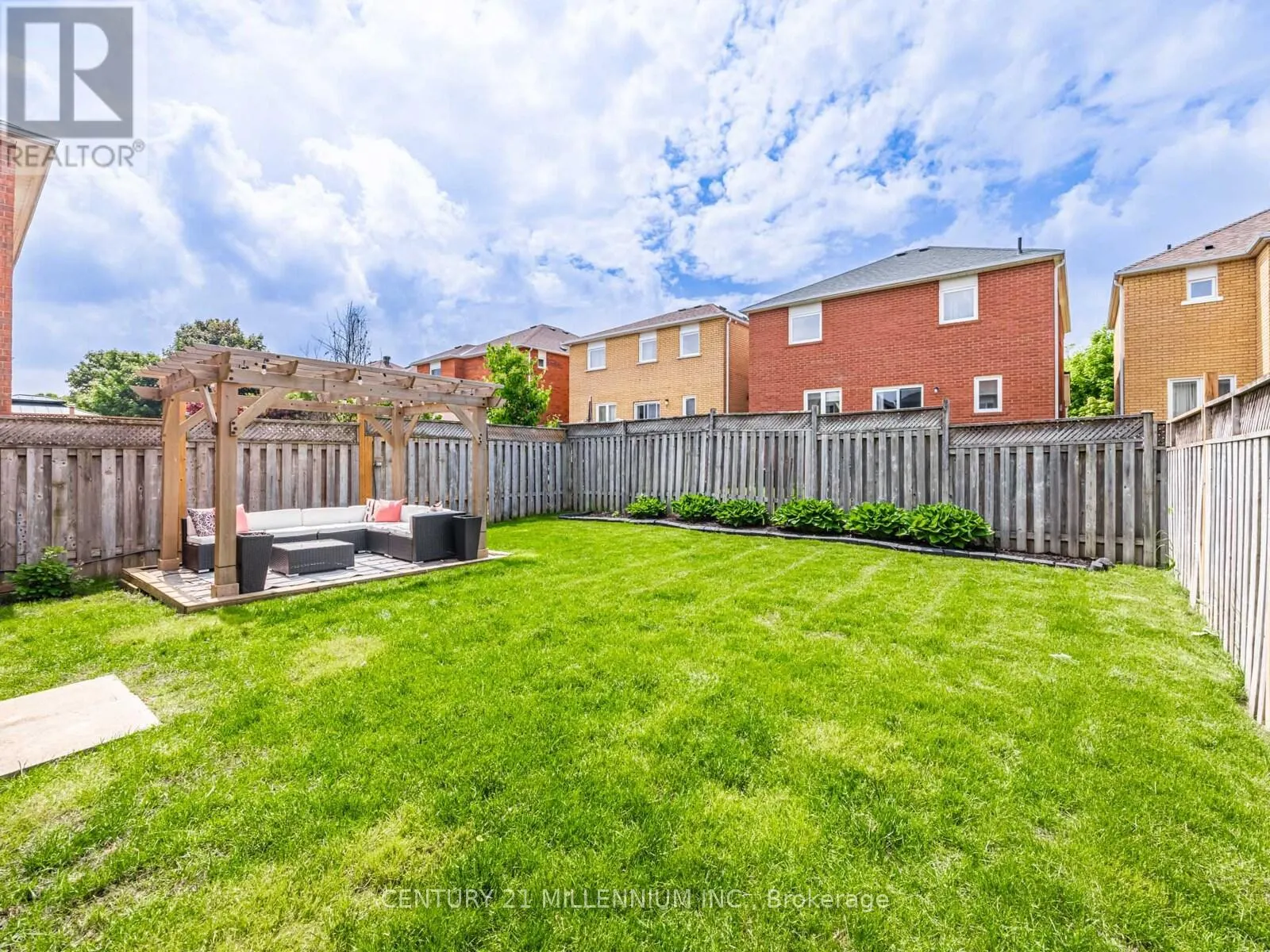 325 MARSHALL CRESCENT