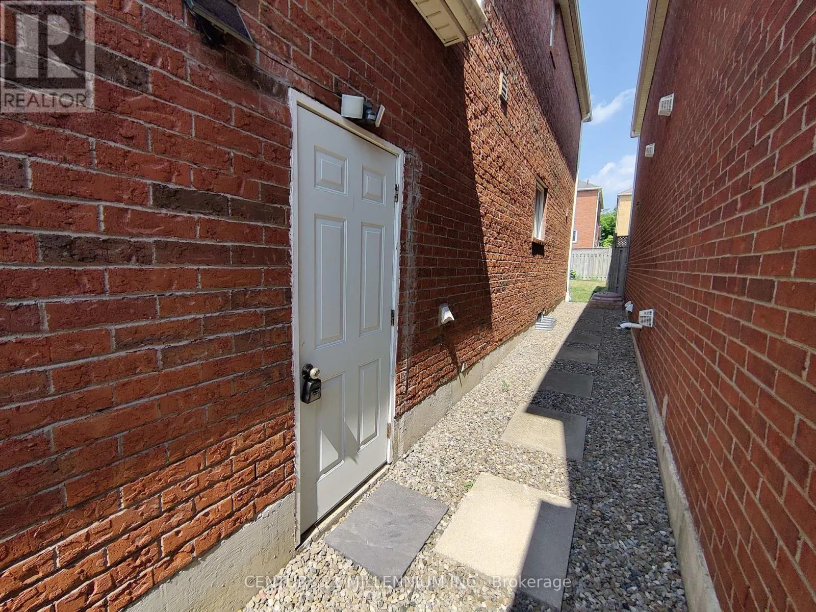 325 MARSHALL CRESCENT