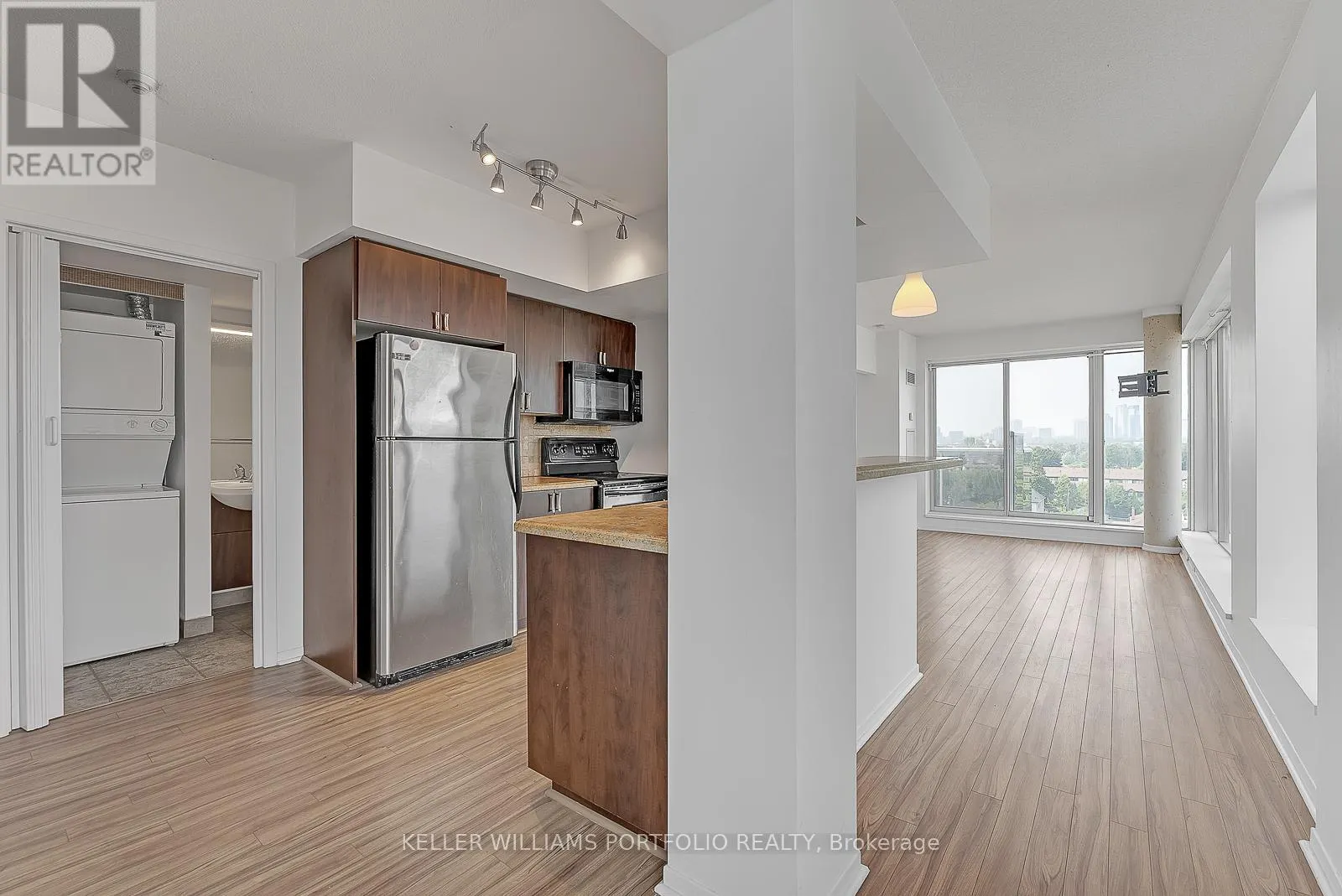 809 - 1040 THE QUEENSWAY AVENUE W