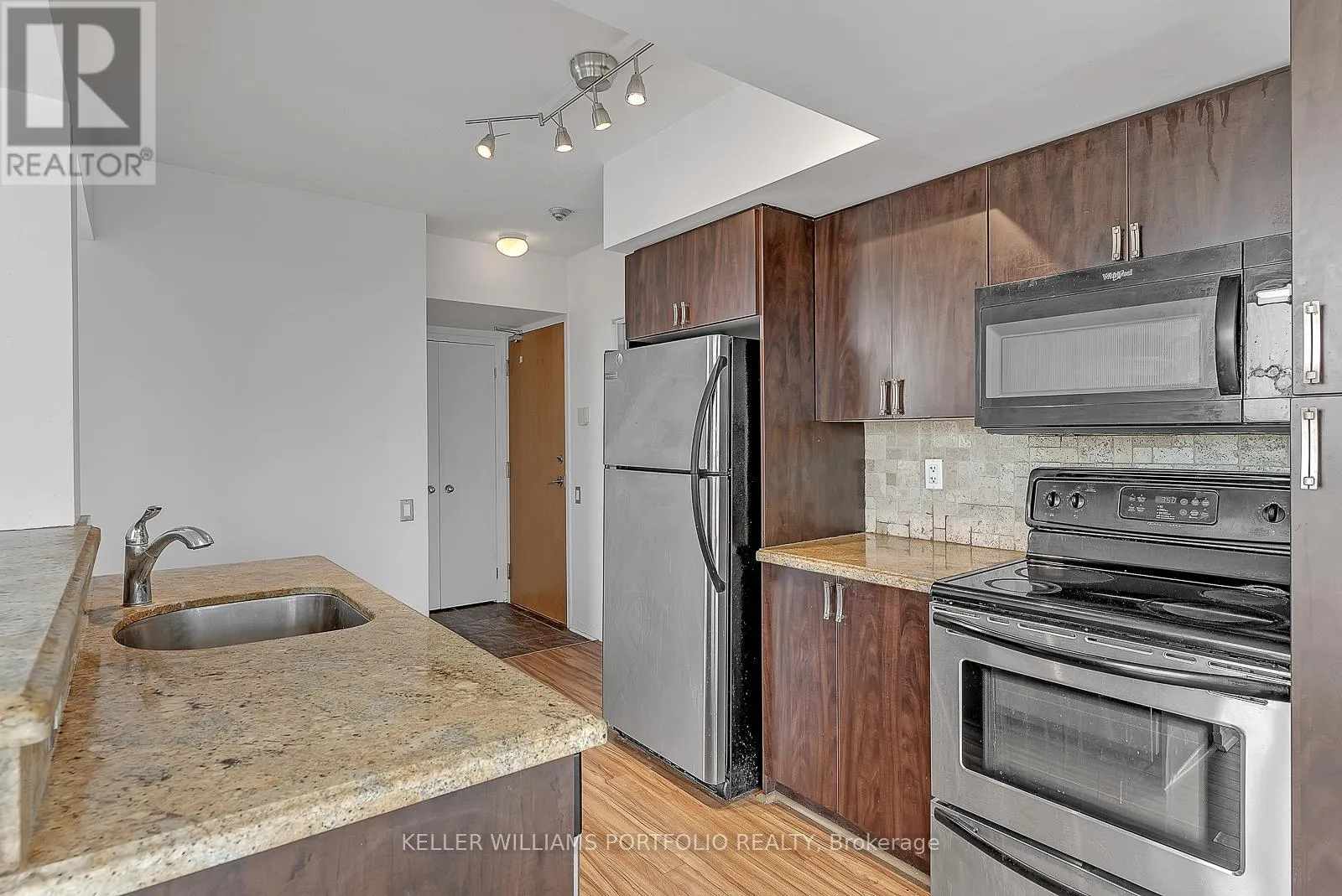 809 - 1040 THE QUEENSWAY AVENUE W