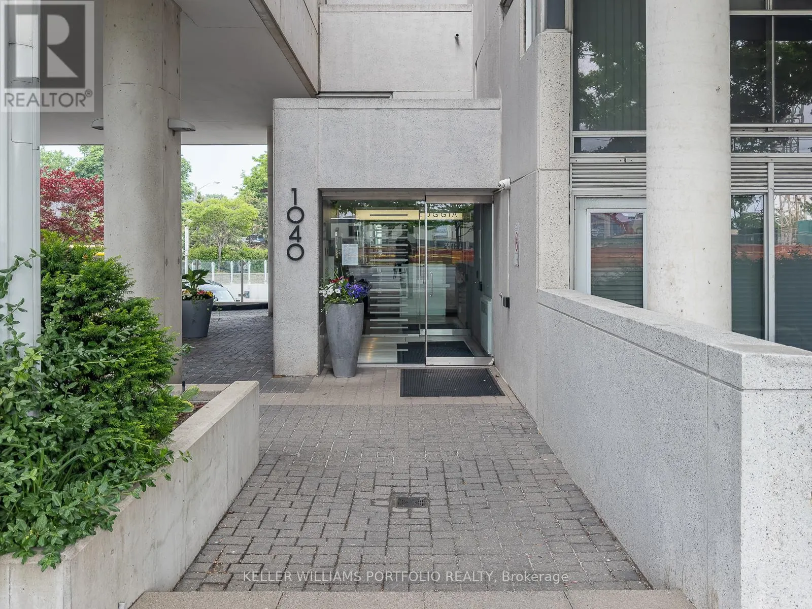 809 - 1040 THE QUEENSWAY AVENUE W