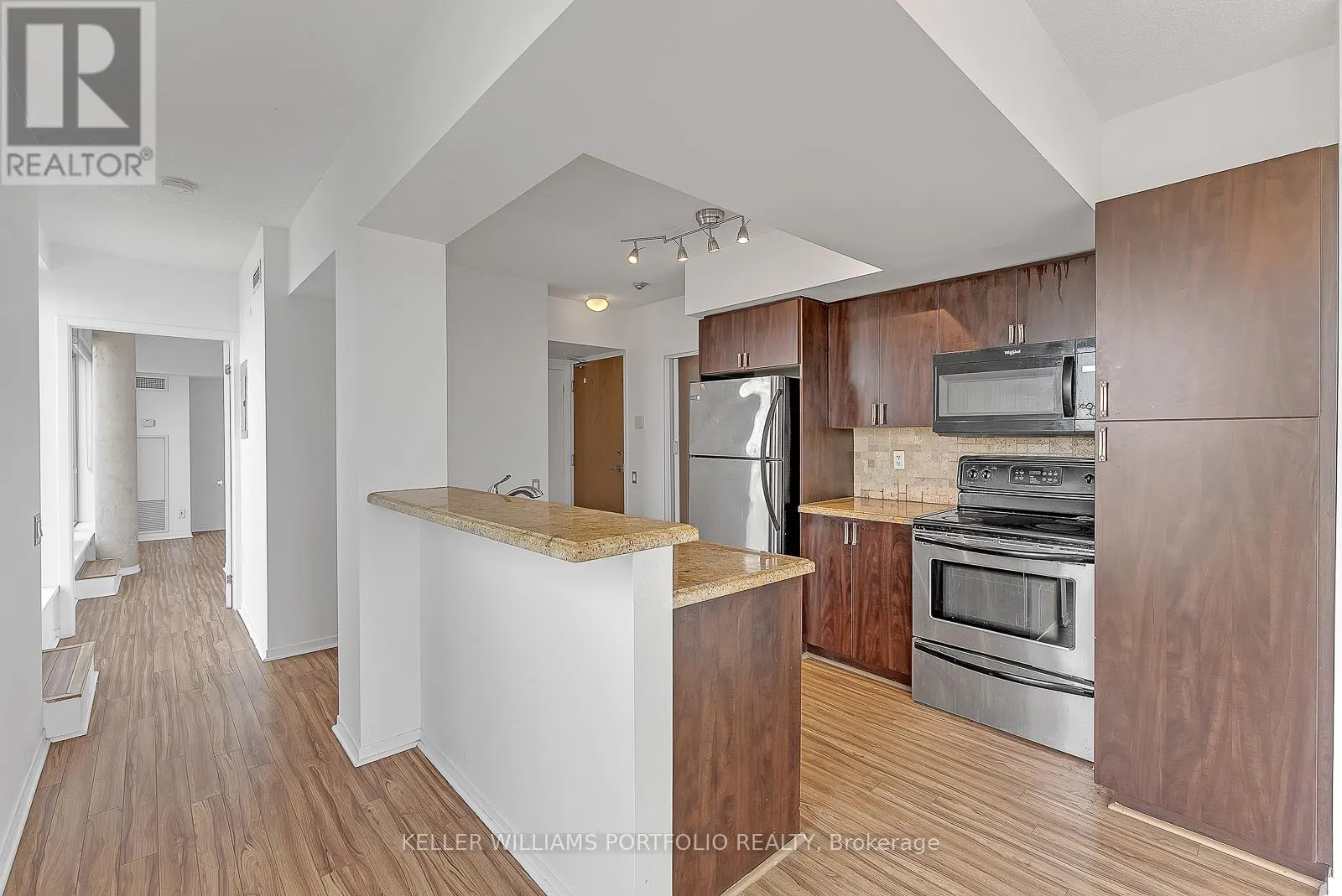 809 - 1040 THE QUEENSWAY AVENUE W