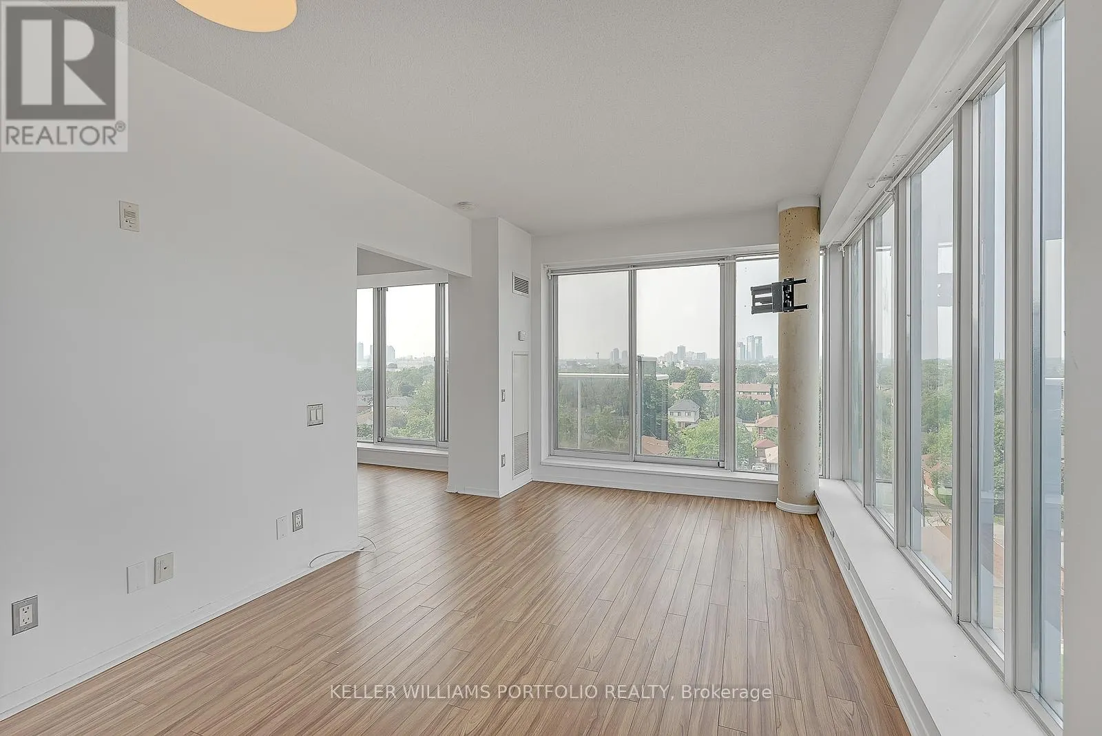 809 - 1040 THE QUEENSWAY AVENUE W