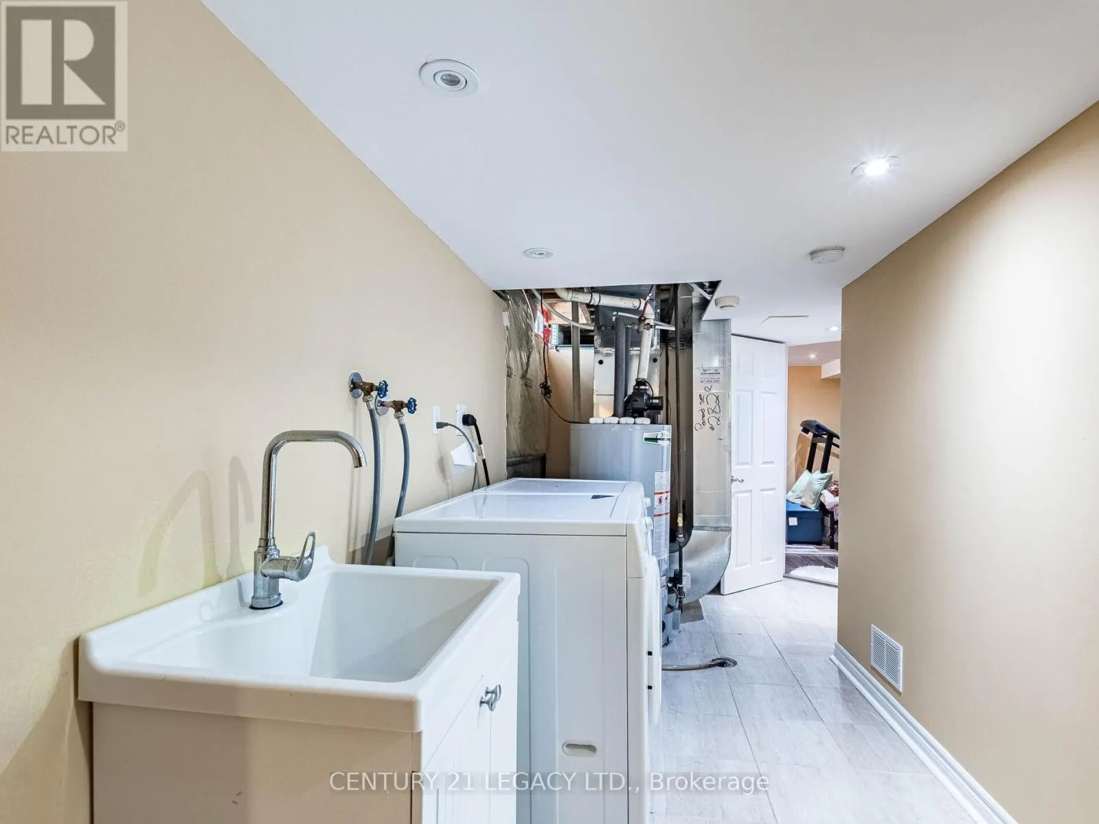 674 COACH DRIVE SE