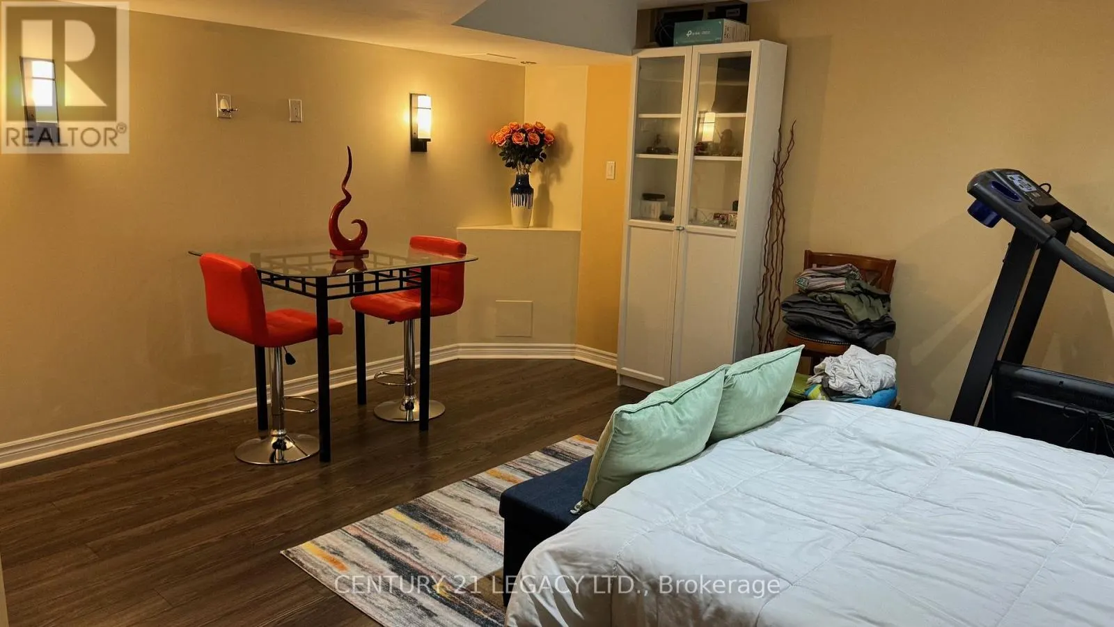 674 COACH DRIVE SE