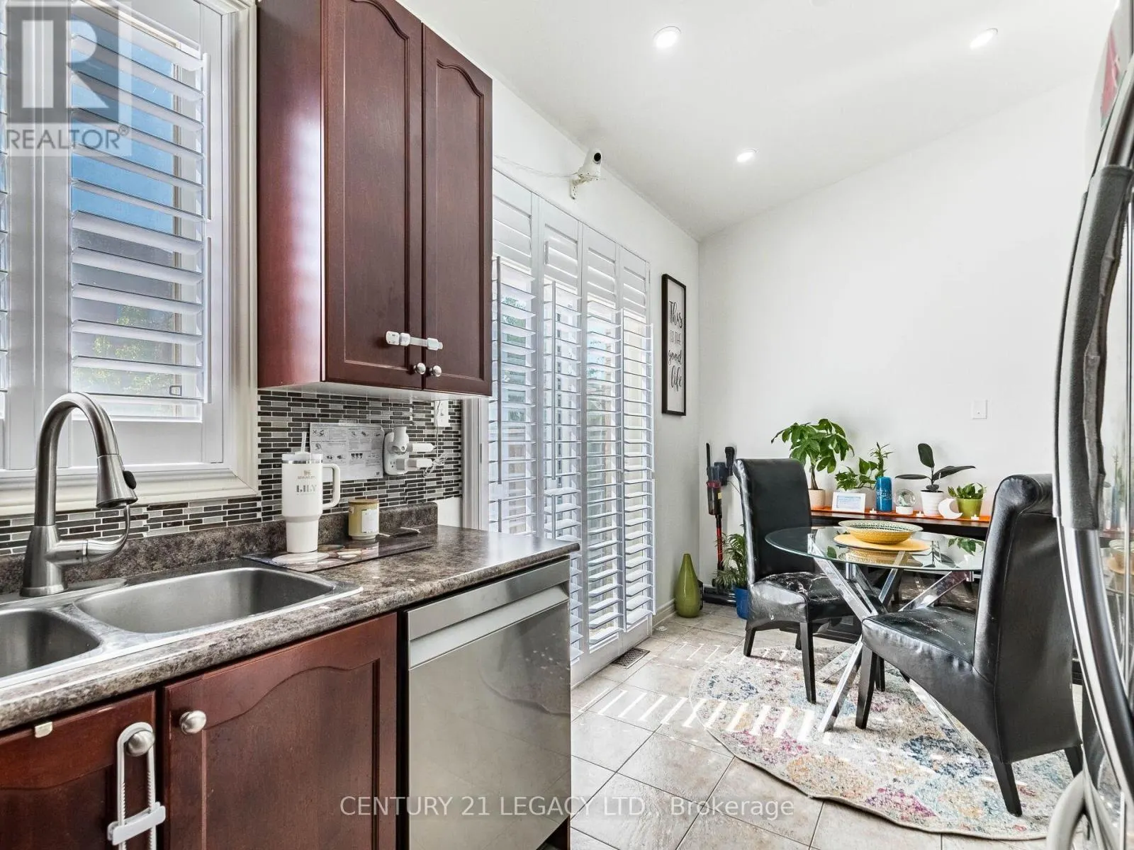 674 COACH DRIVE SE