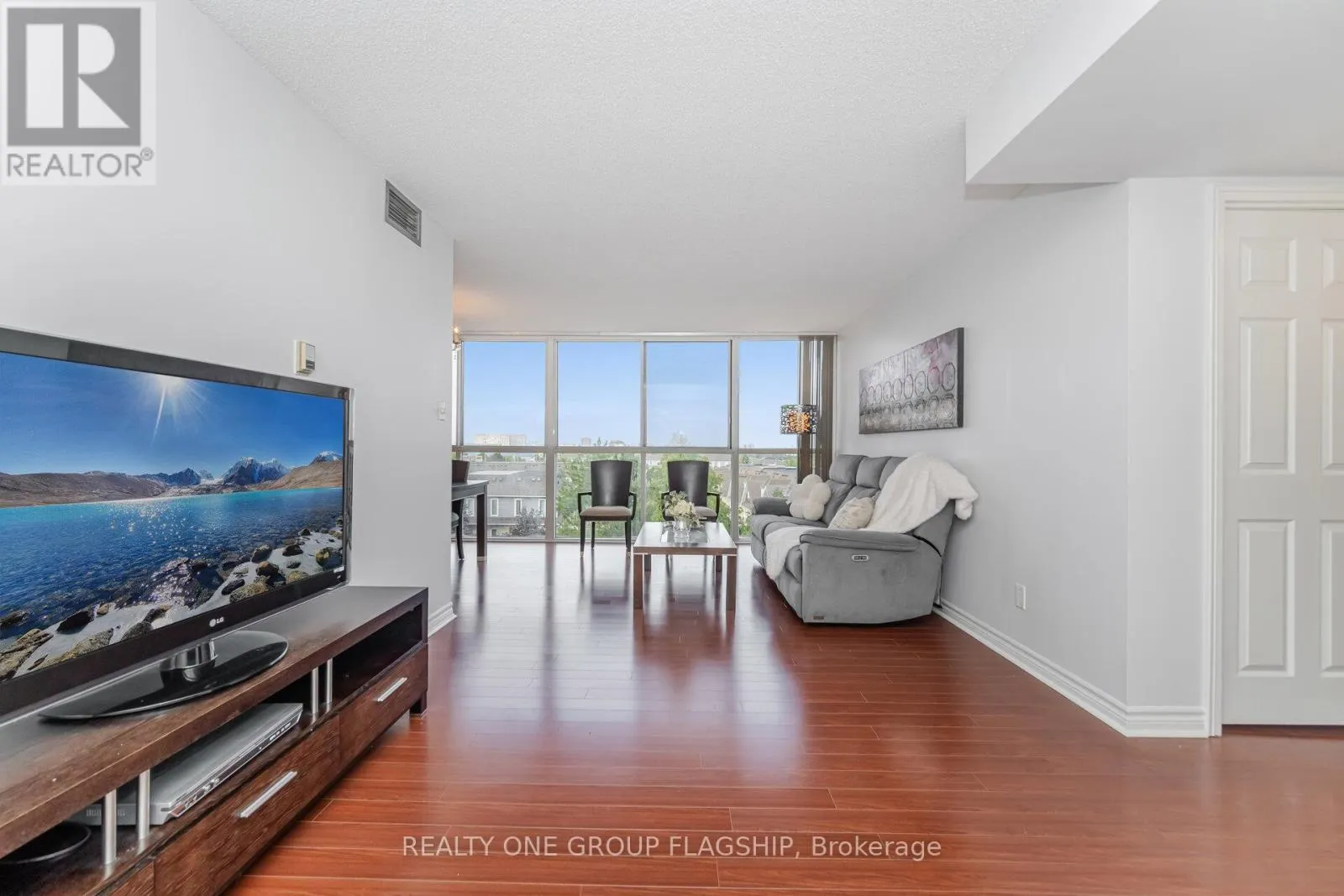 604 - 880 DUNDAS STREET W