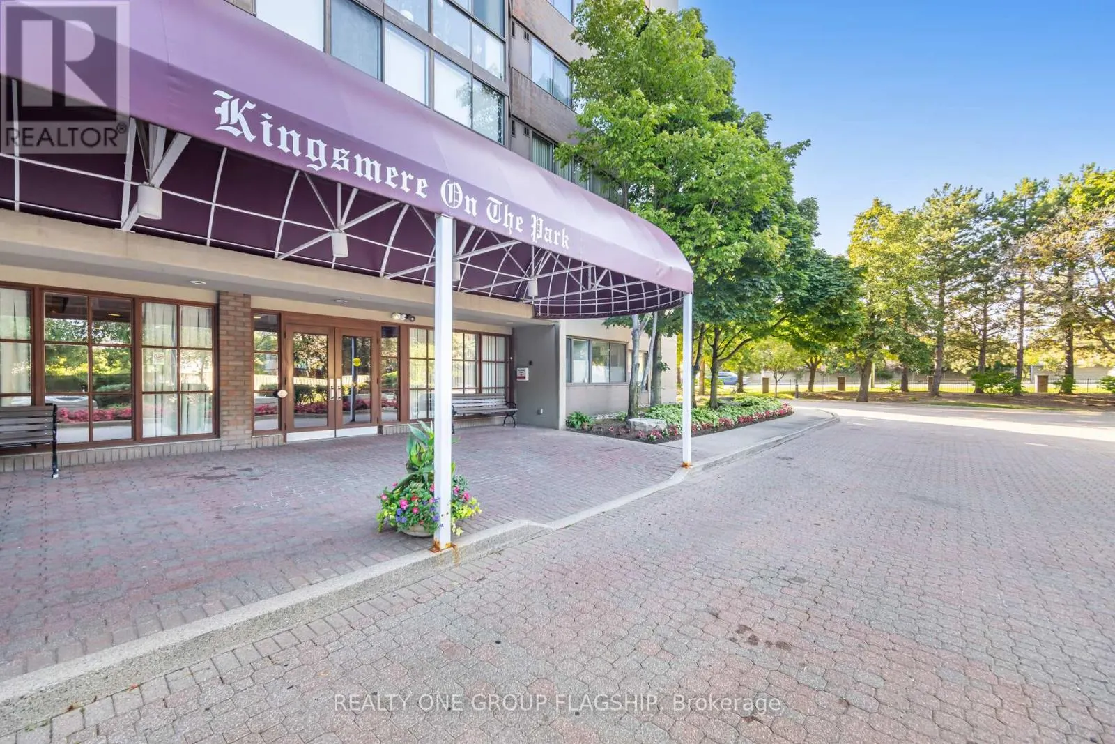 604 - 880 DUNDAS STREET W