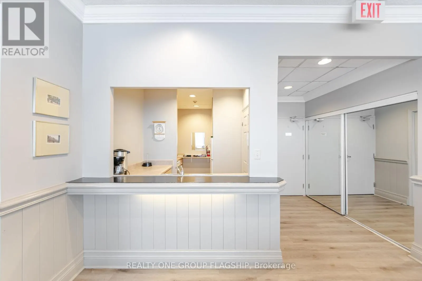 604 - 880 DUNDAS STREET W