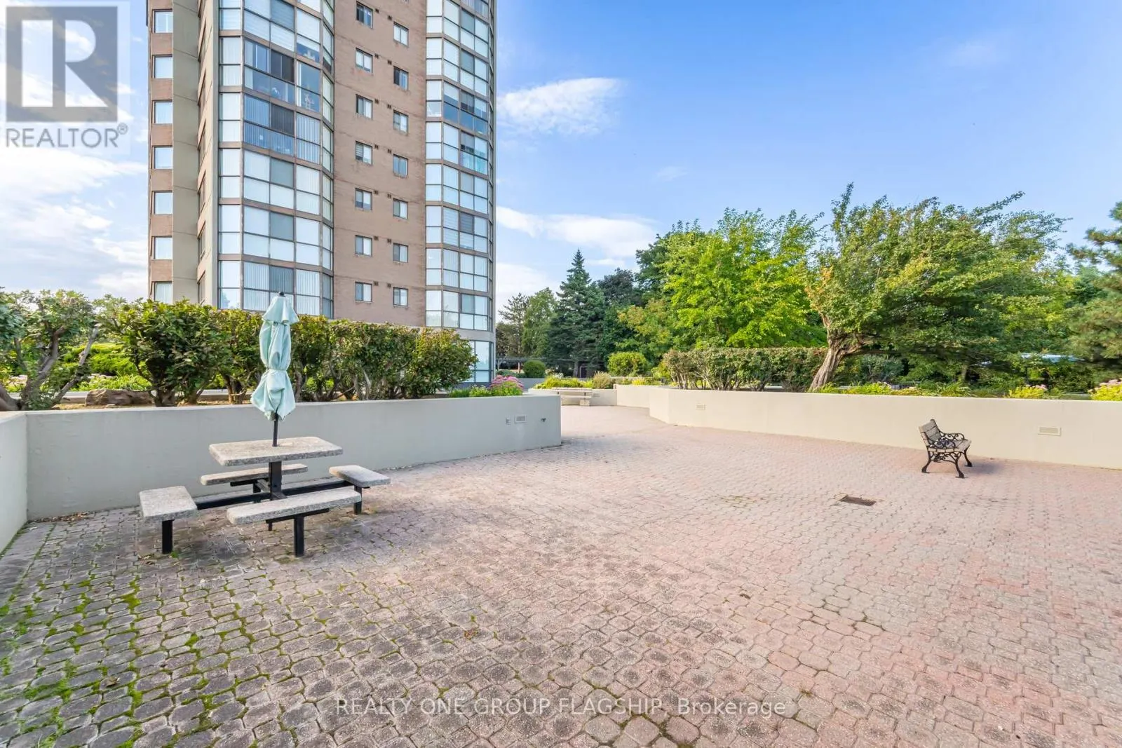 604 - 880 DUNDAS STREET W