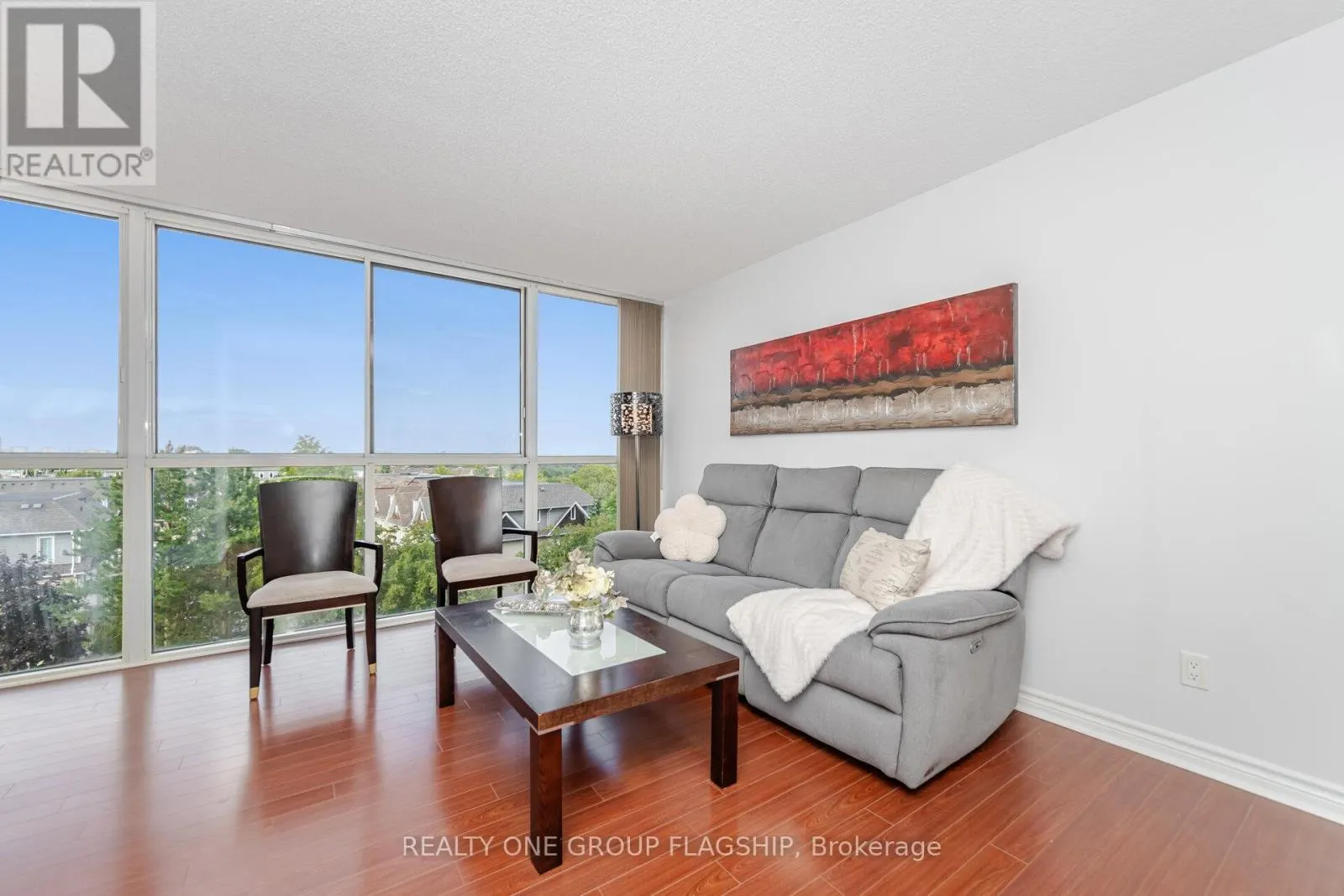 604 - 880 DUNDAS STREET W