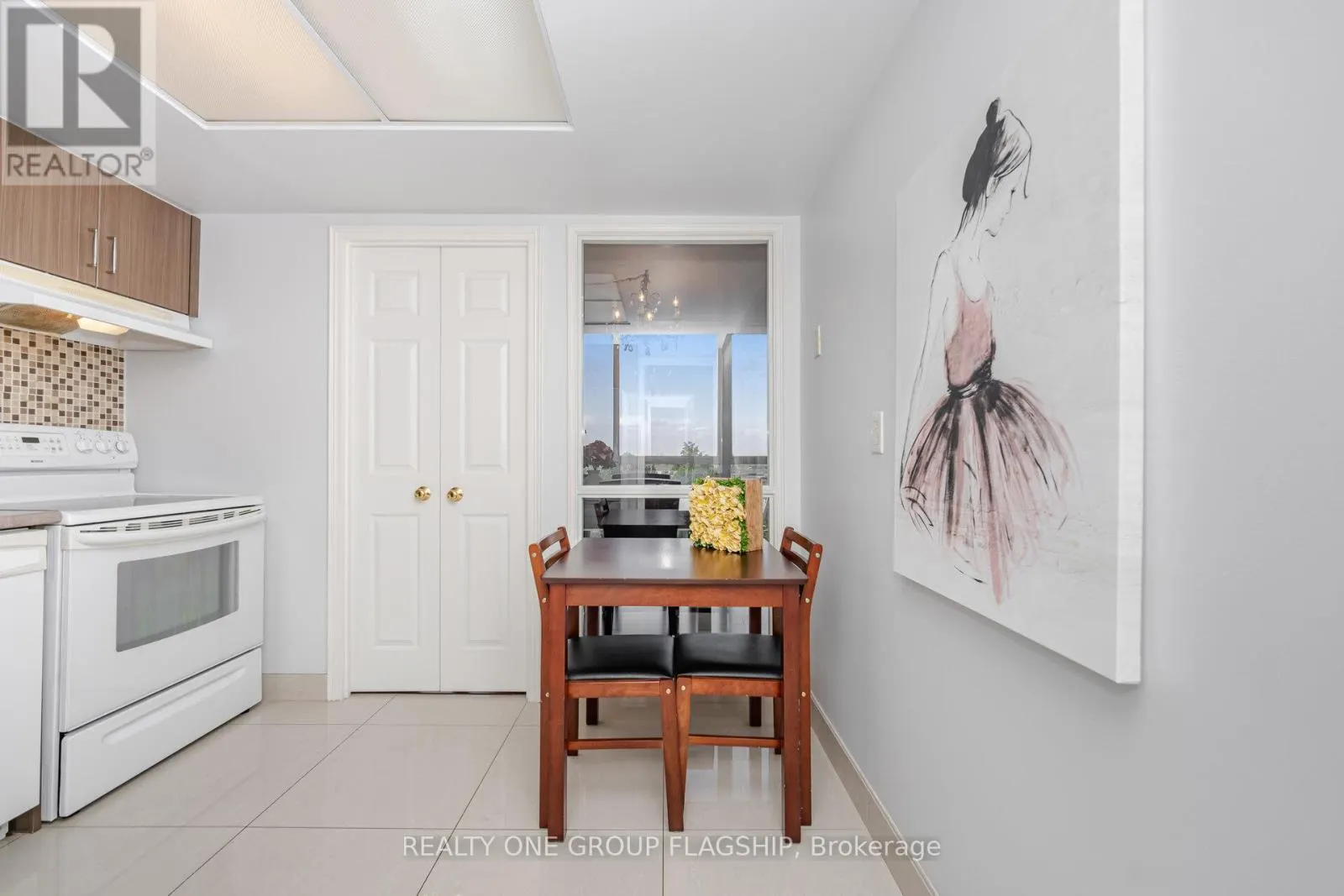 604 - 880 DUNDAS STREET W