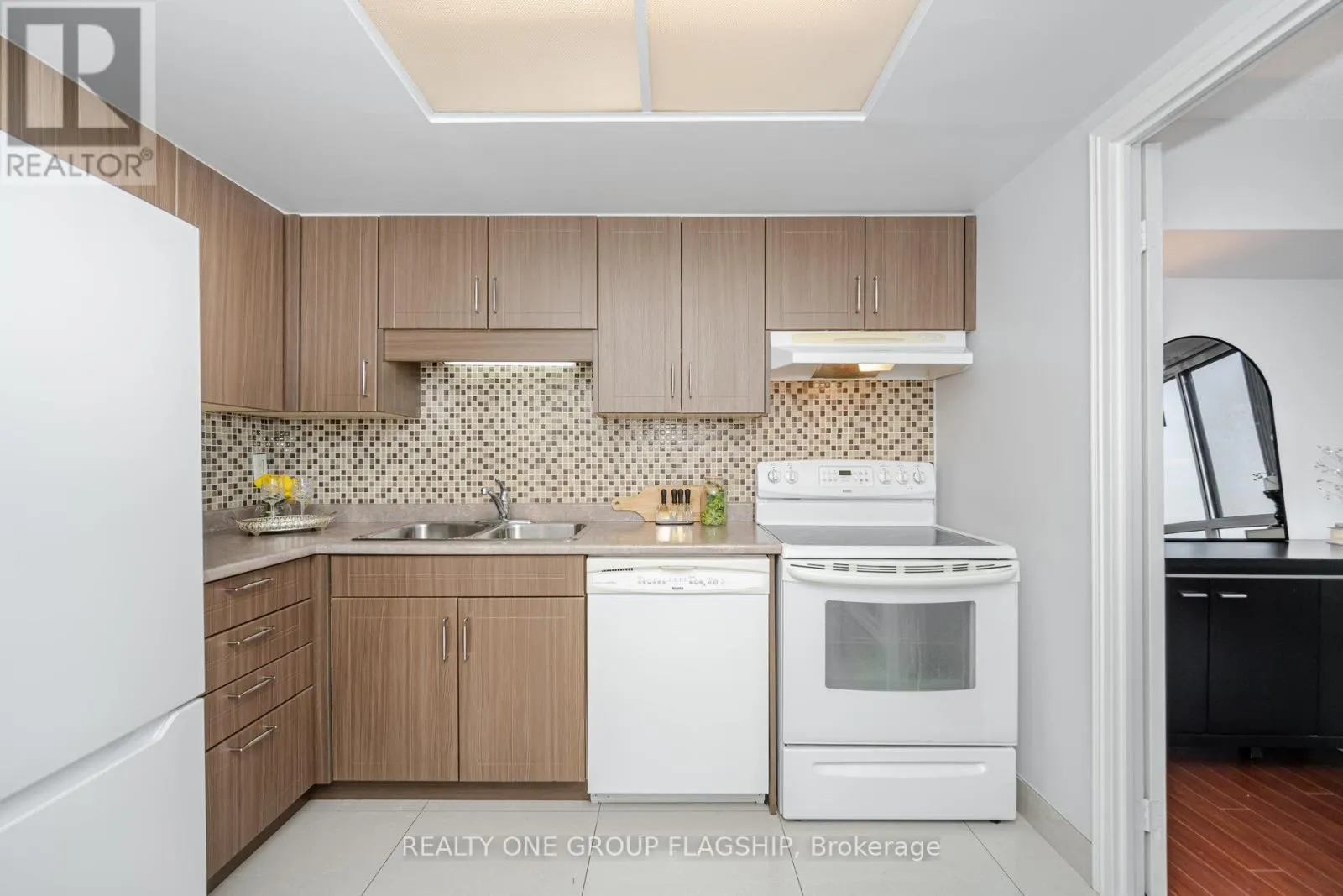 604 - 880 DUNDAS STREET W