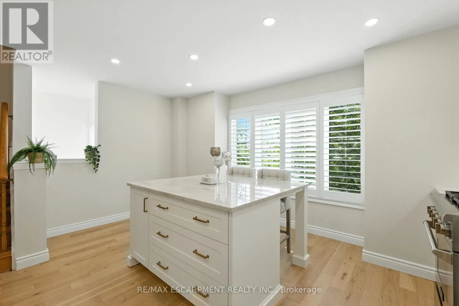 48 - 5090 FAIRVIEW STREET