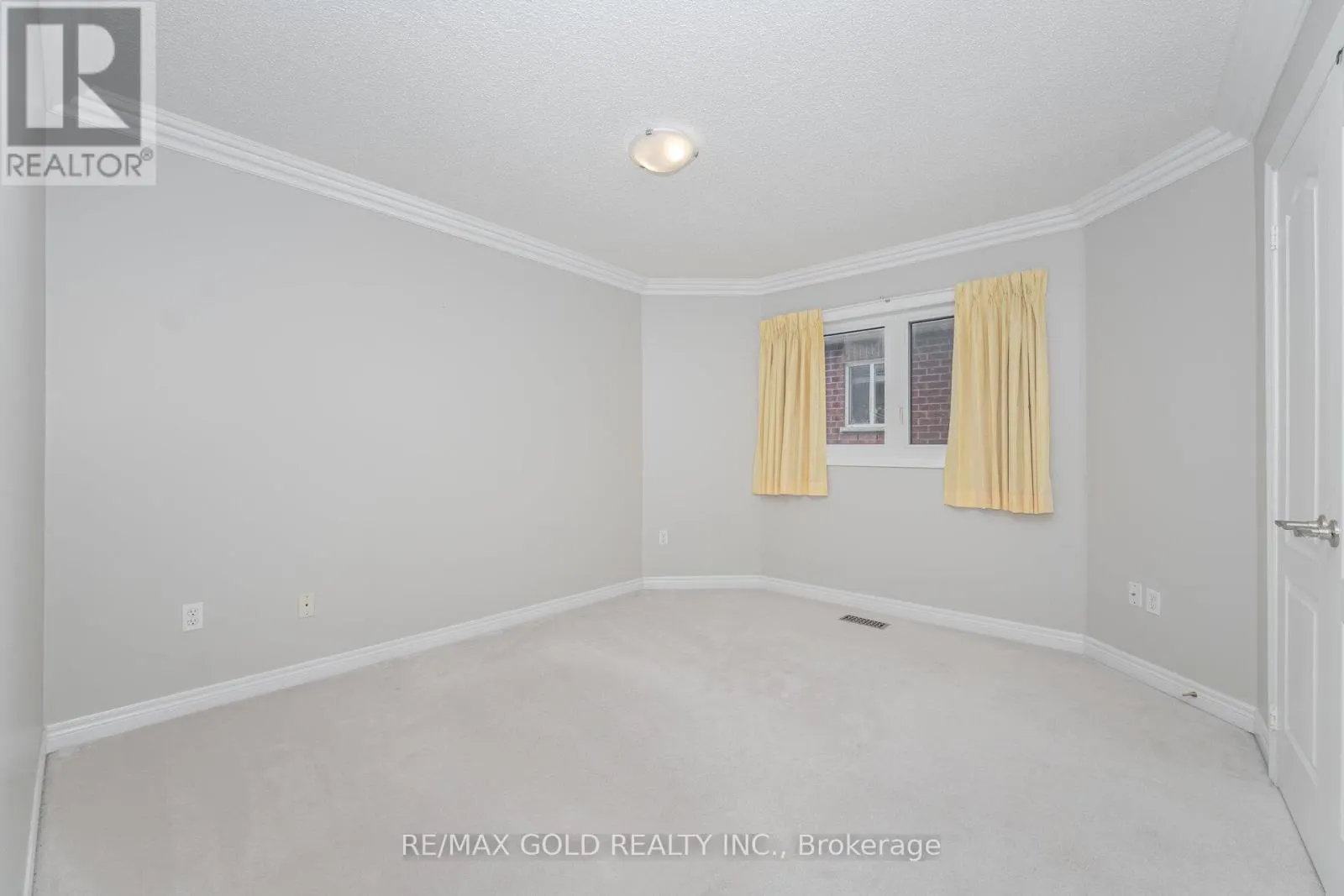 2 TREEVIEW CRESCENT
