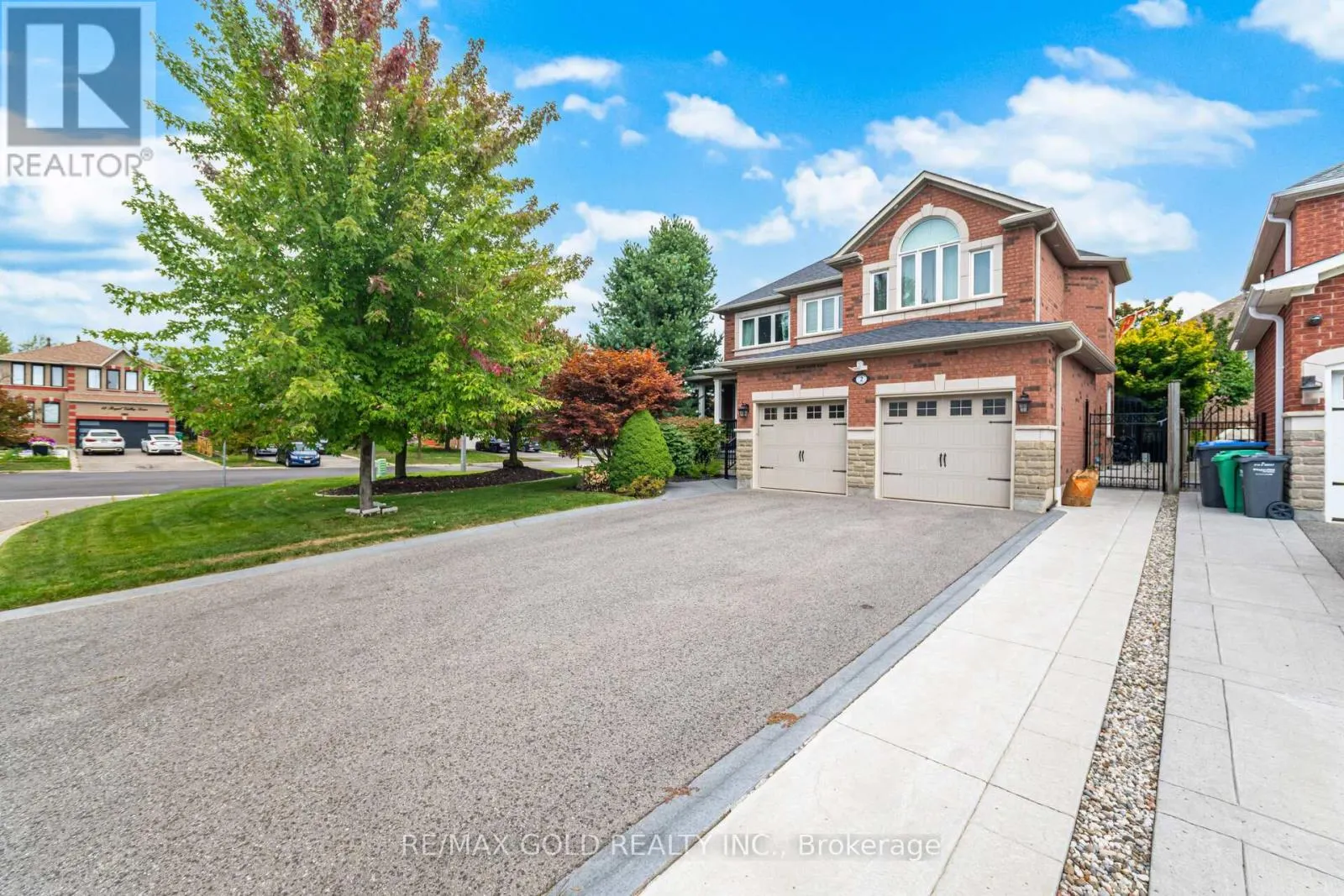 2 TREEVIEW CRESCENT