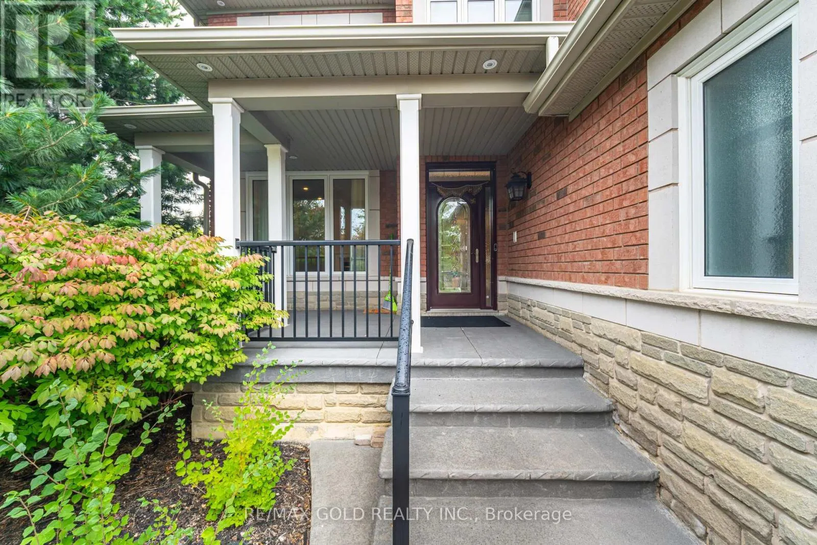 2 TREEVIEW CRESCENT