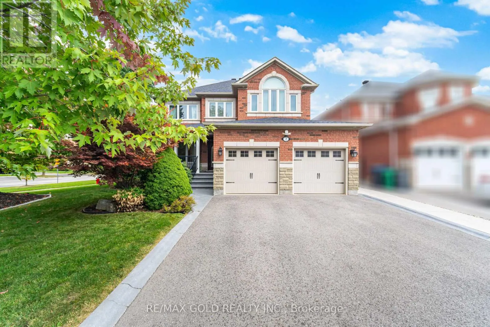 2 TREEVIEW CRESCENT