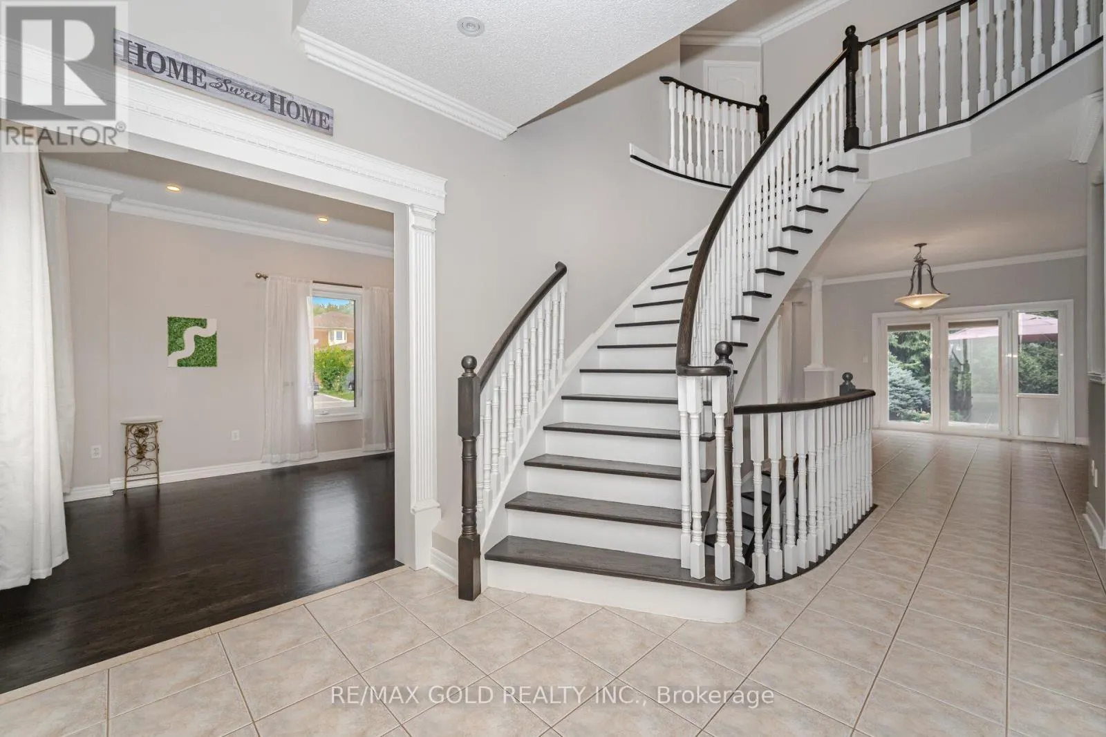 2 TREEVIEW CRESCENT