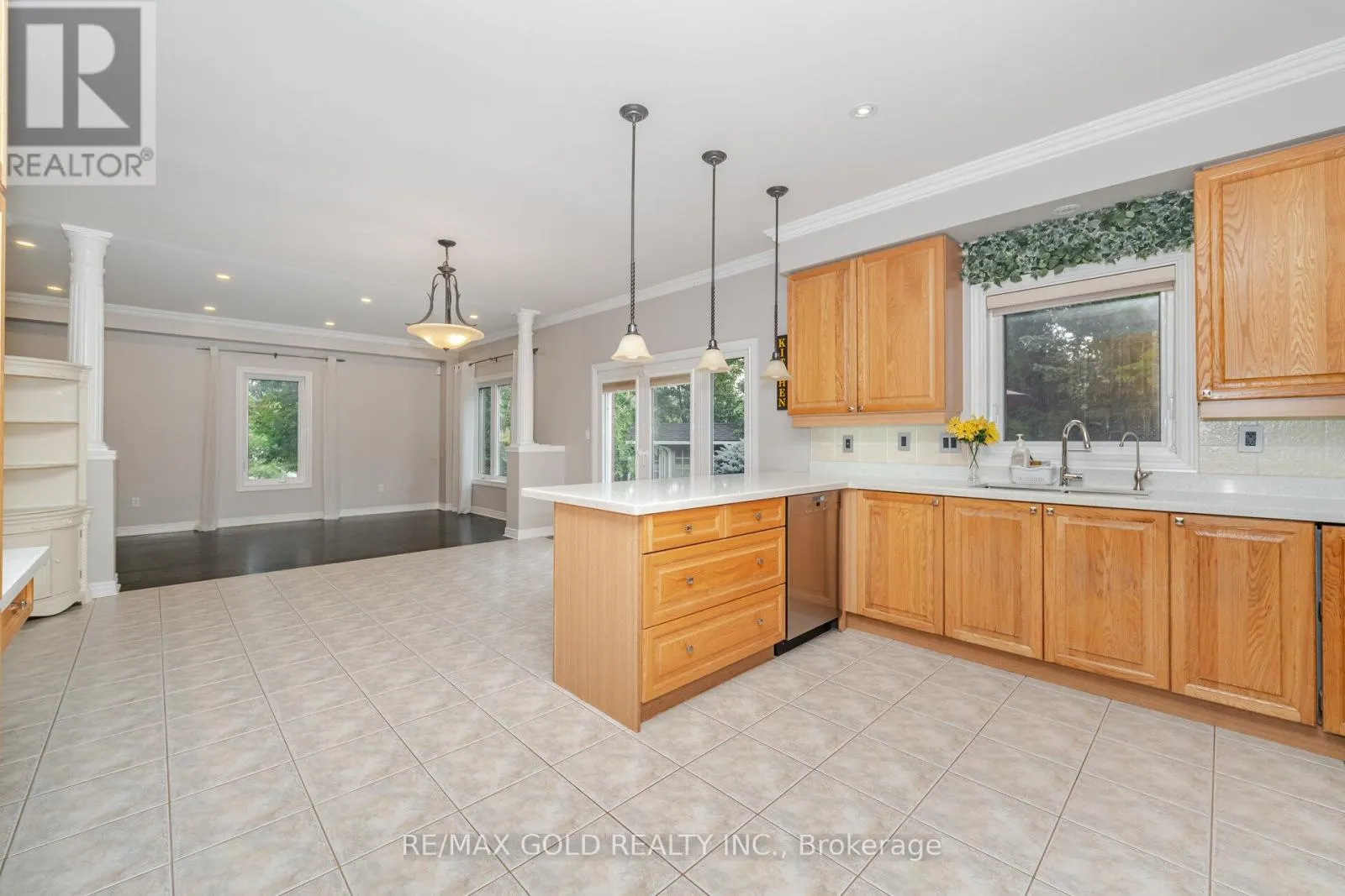 2 TREEVIEW CRESCENT