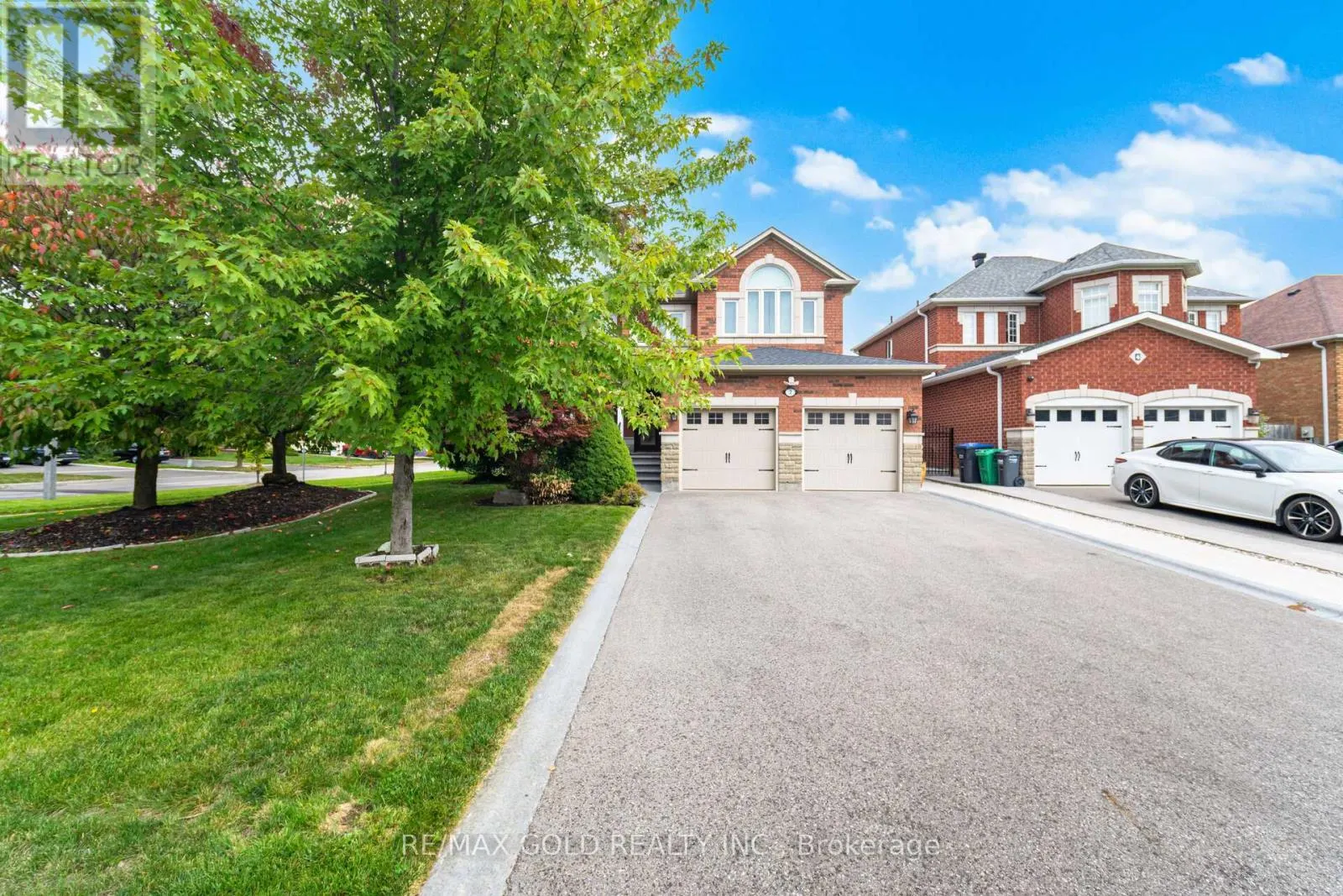 2 TREEVIEW CRESCENT
