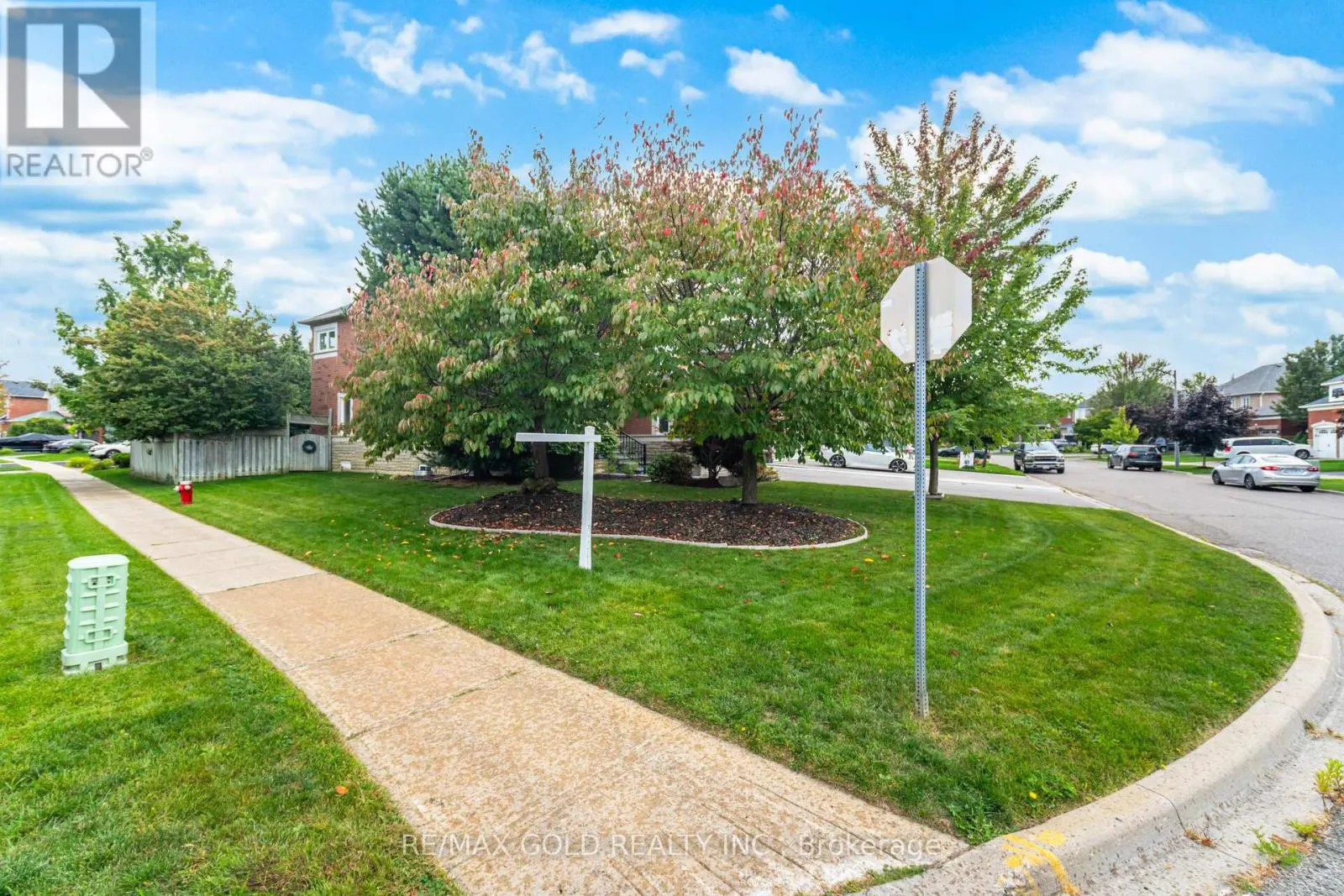 2 TREEVIEW CRESCENT