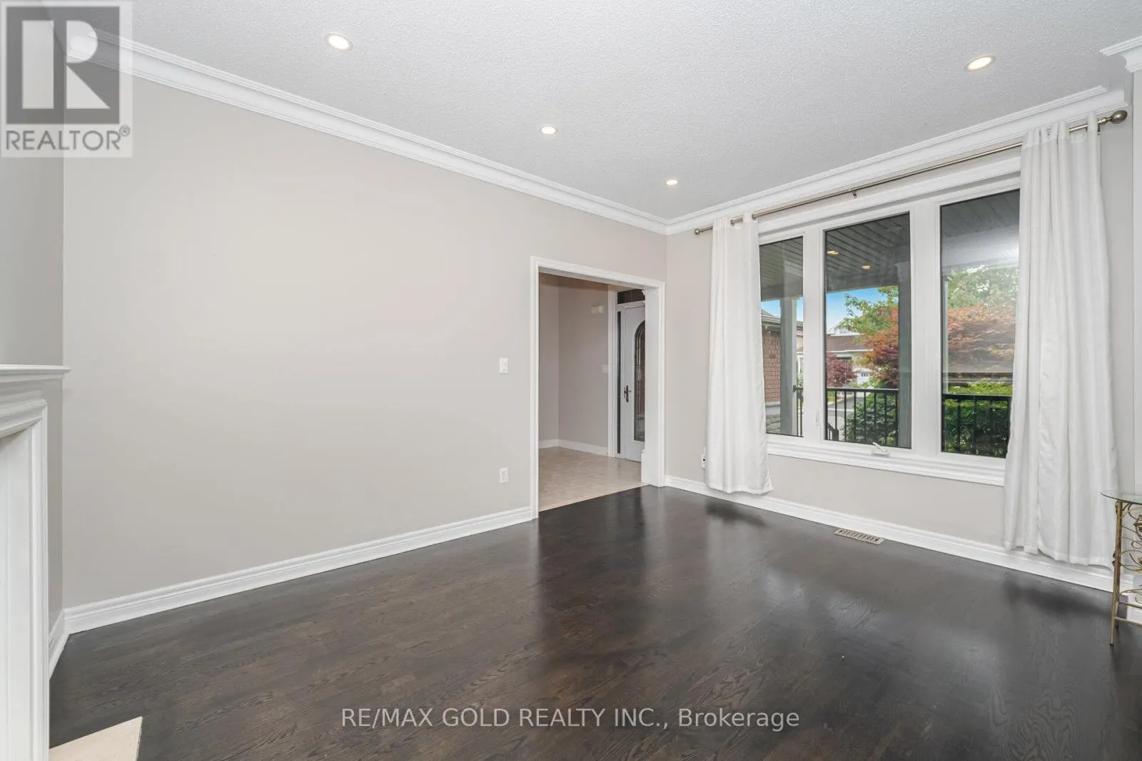 2 TREEVIEW CRESCENT