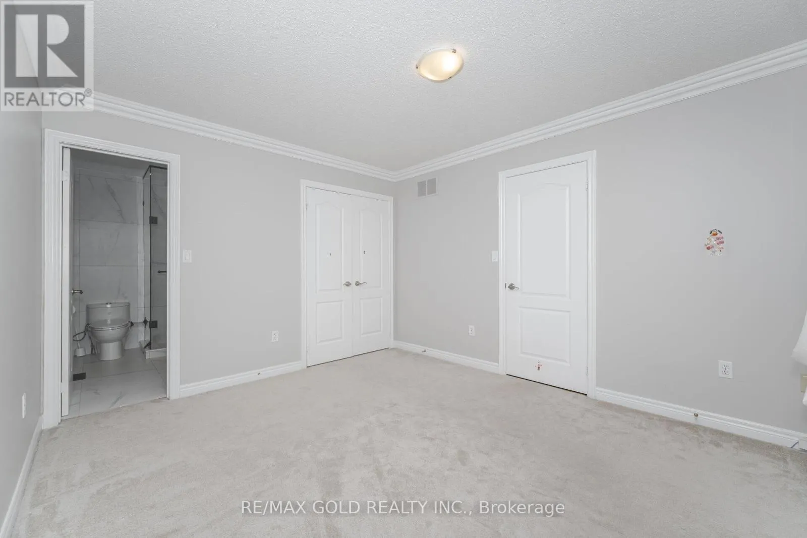 2 TREEVIEW CRESCENT