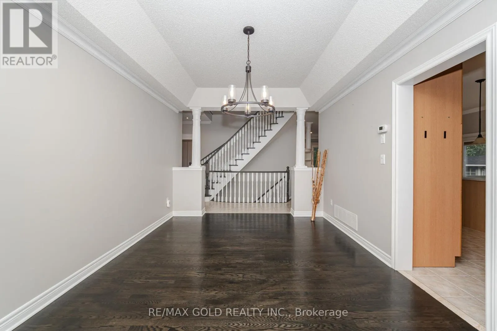 2 TREEVIEW CRESCENT