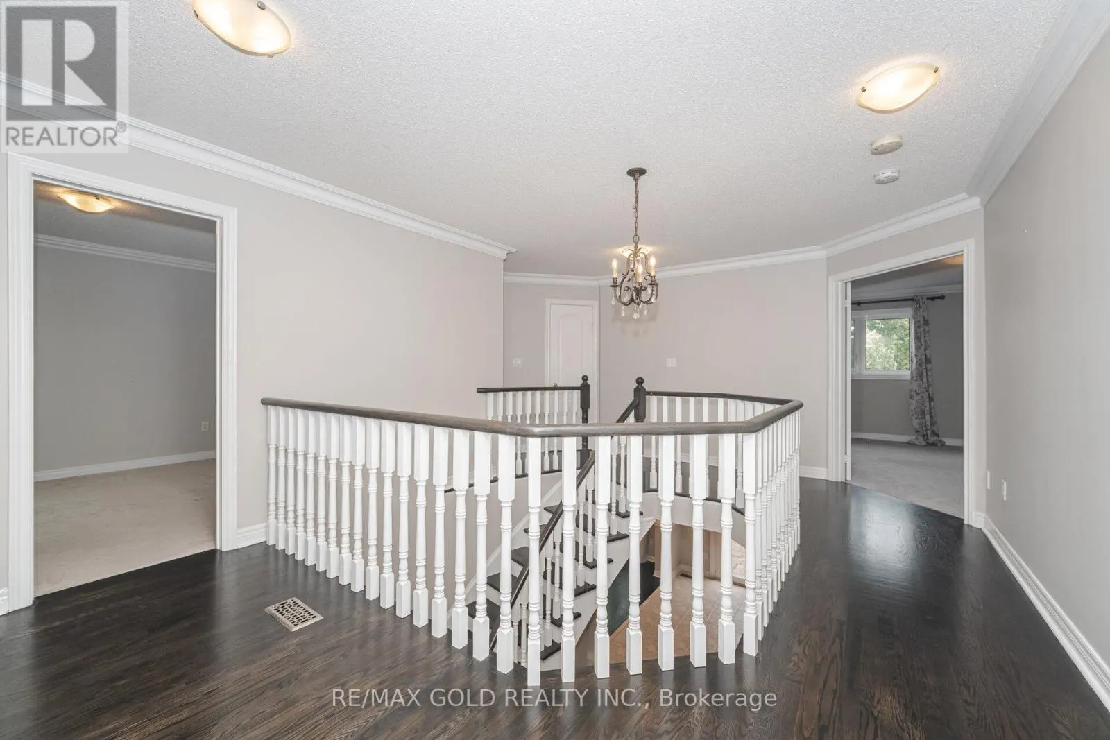 2 TREEVIEW CRESCENT
