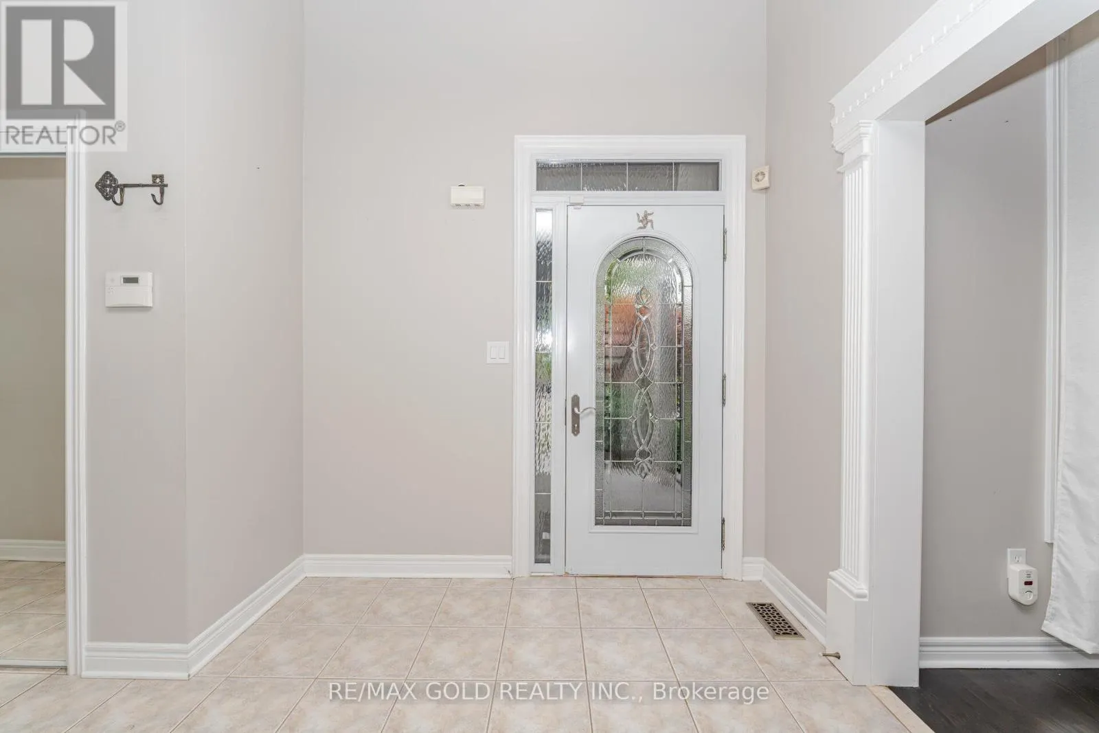 2 TREEVIEW CRESCENT