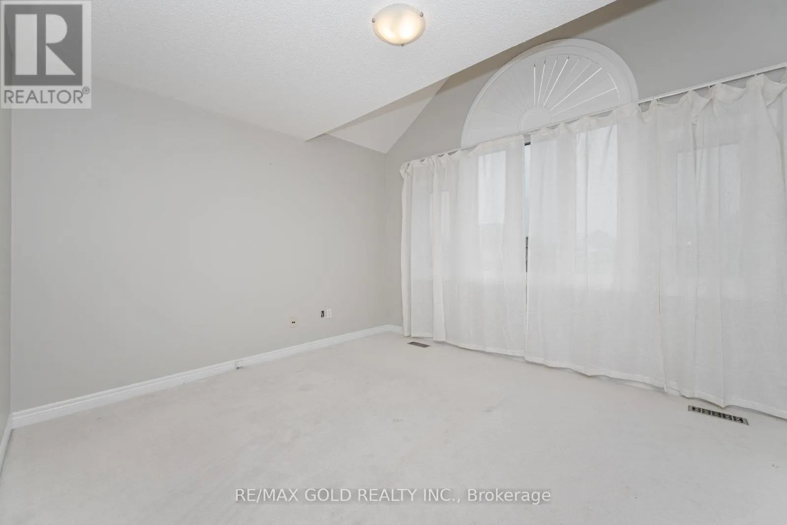 2 TREEVIEW CRESCENT