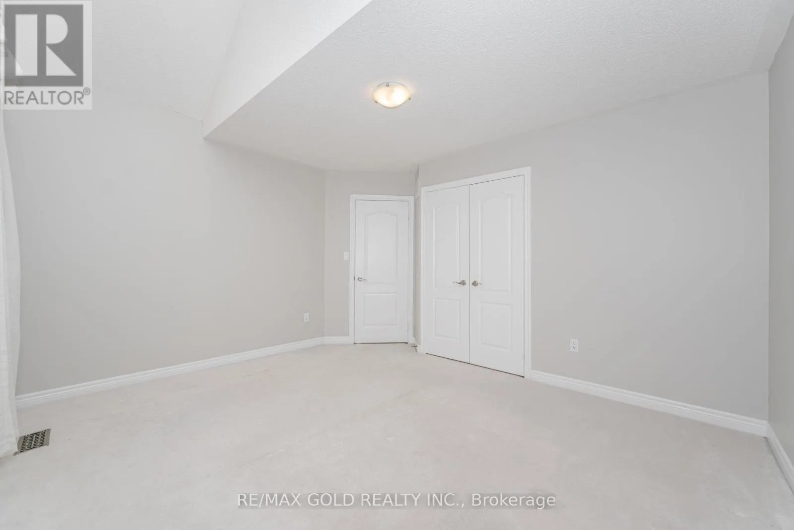 2 TREEVIEW CRESCENT