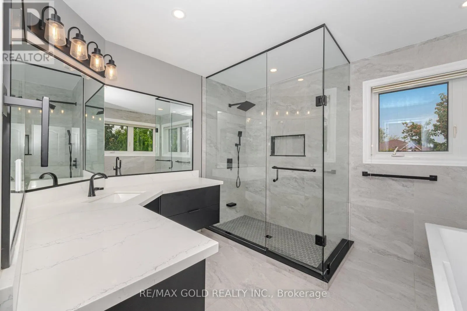 2 TREEVIEW CRESCENT