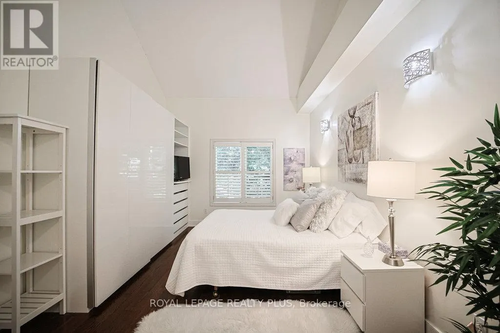 6 - 1010 CRISTINA COURT