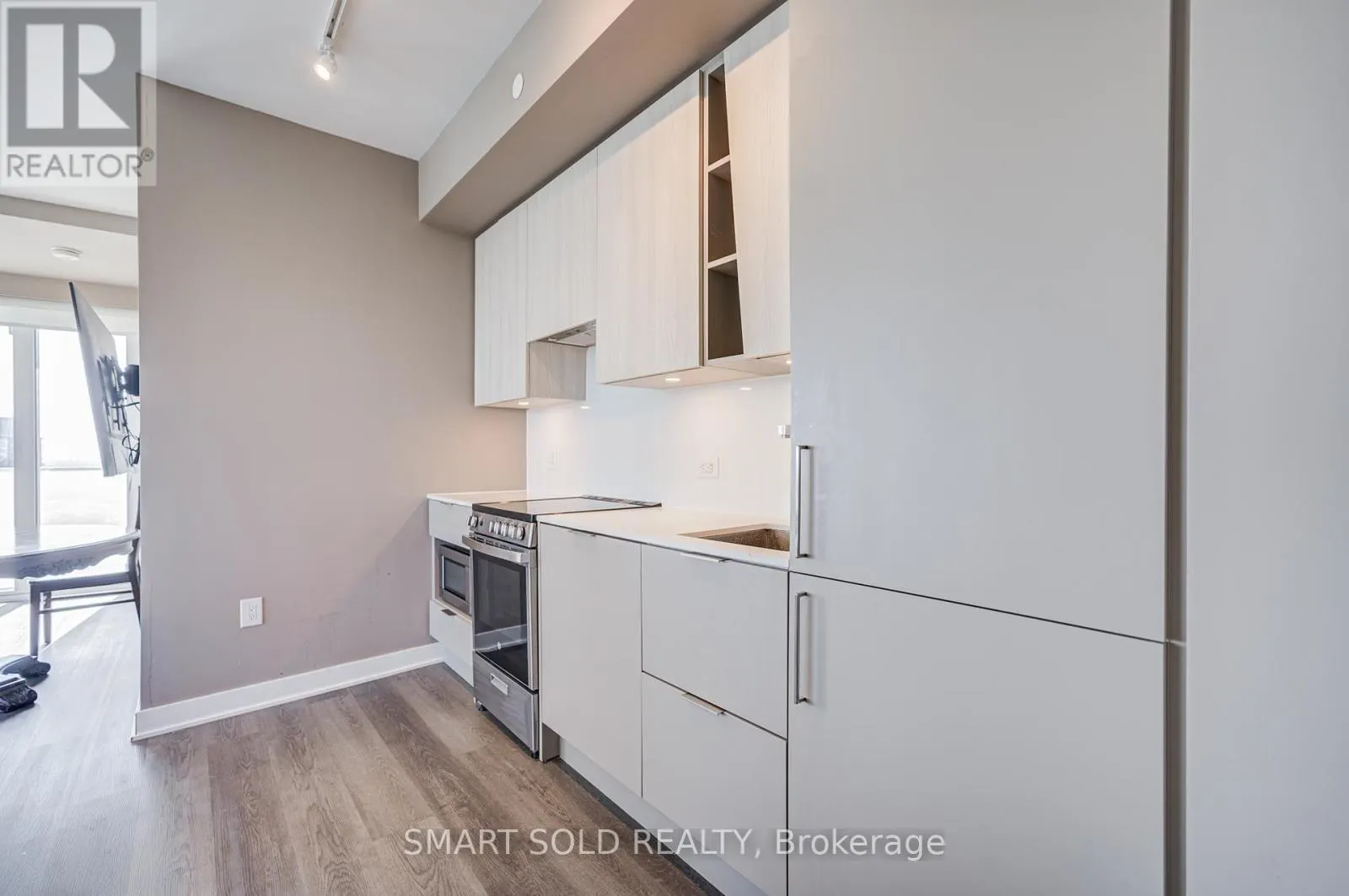 4504 - 3900 CONFEDERATION PARKWAY