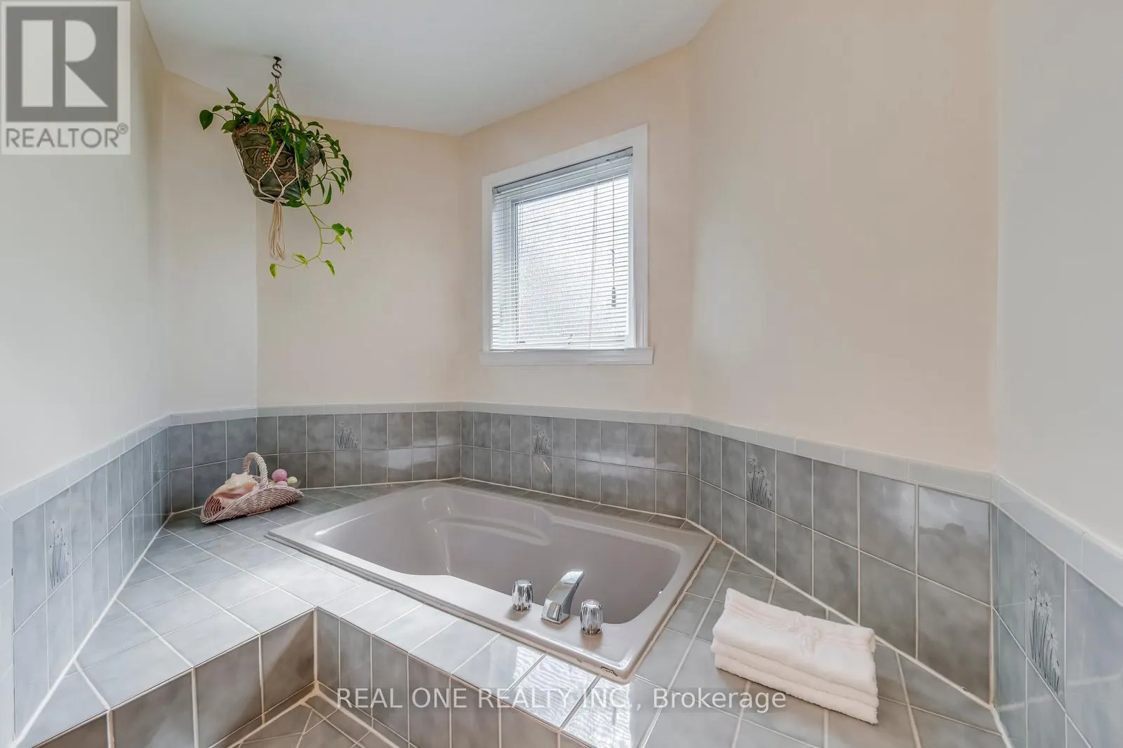 2082 LAURELWOOD DRIVE