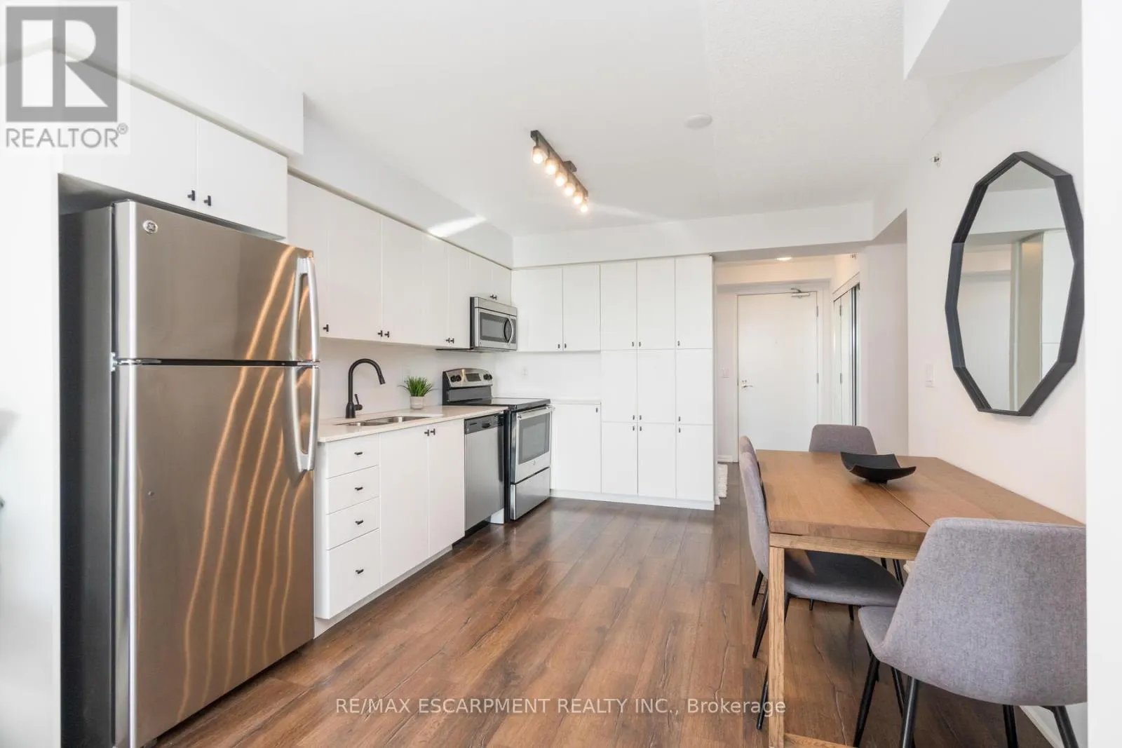 441 - 830 LAWRENCE AVENUE