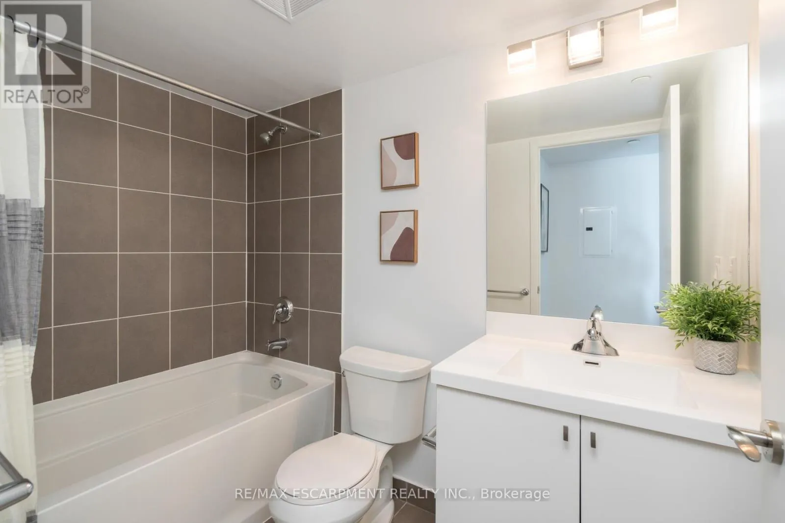441 - 830 LAWRENCE AVENUE